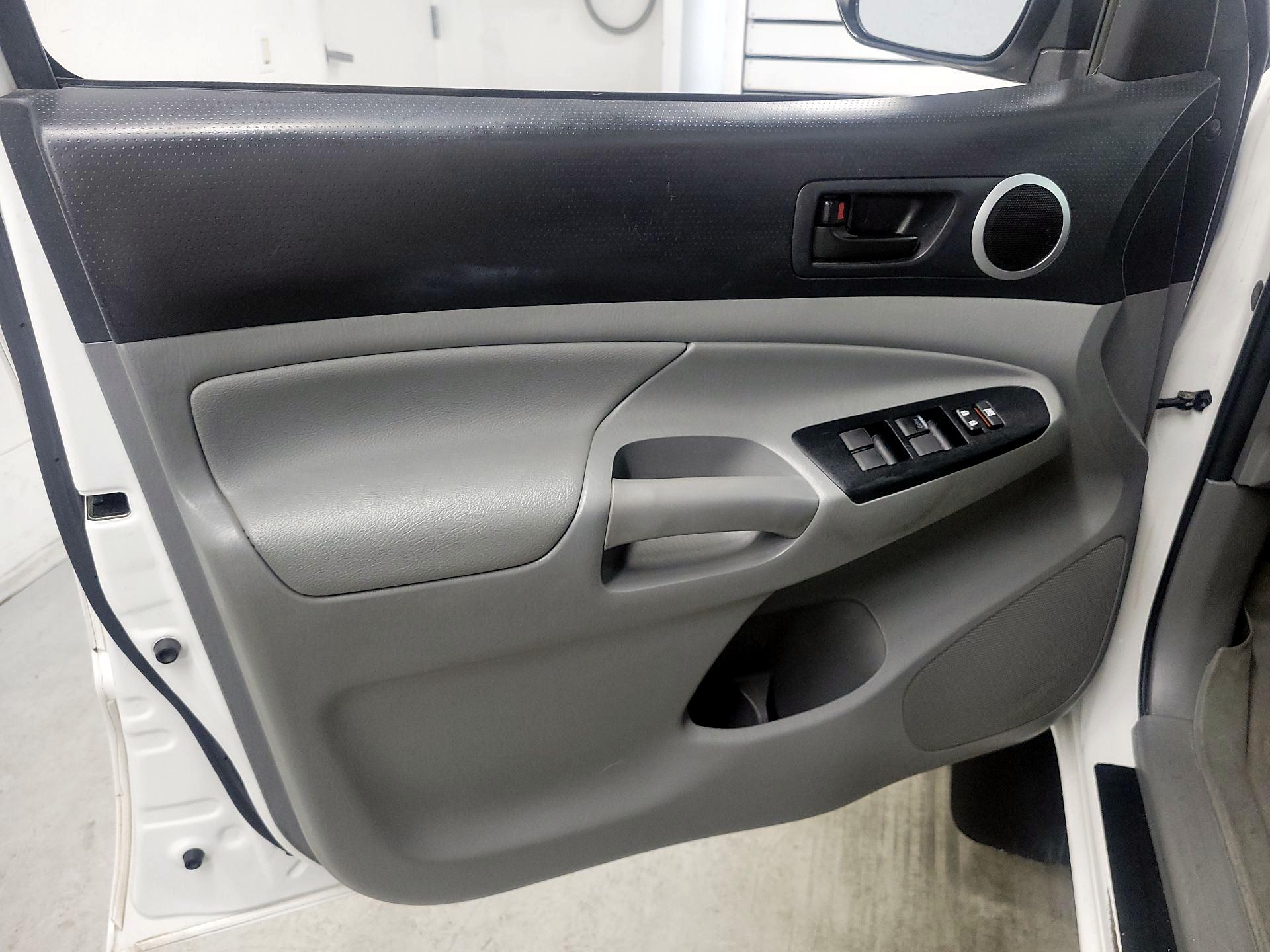 Thumbnail: 2015 Toyota Tacoma - 12