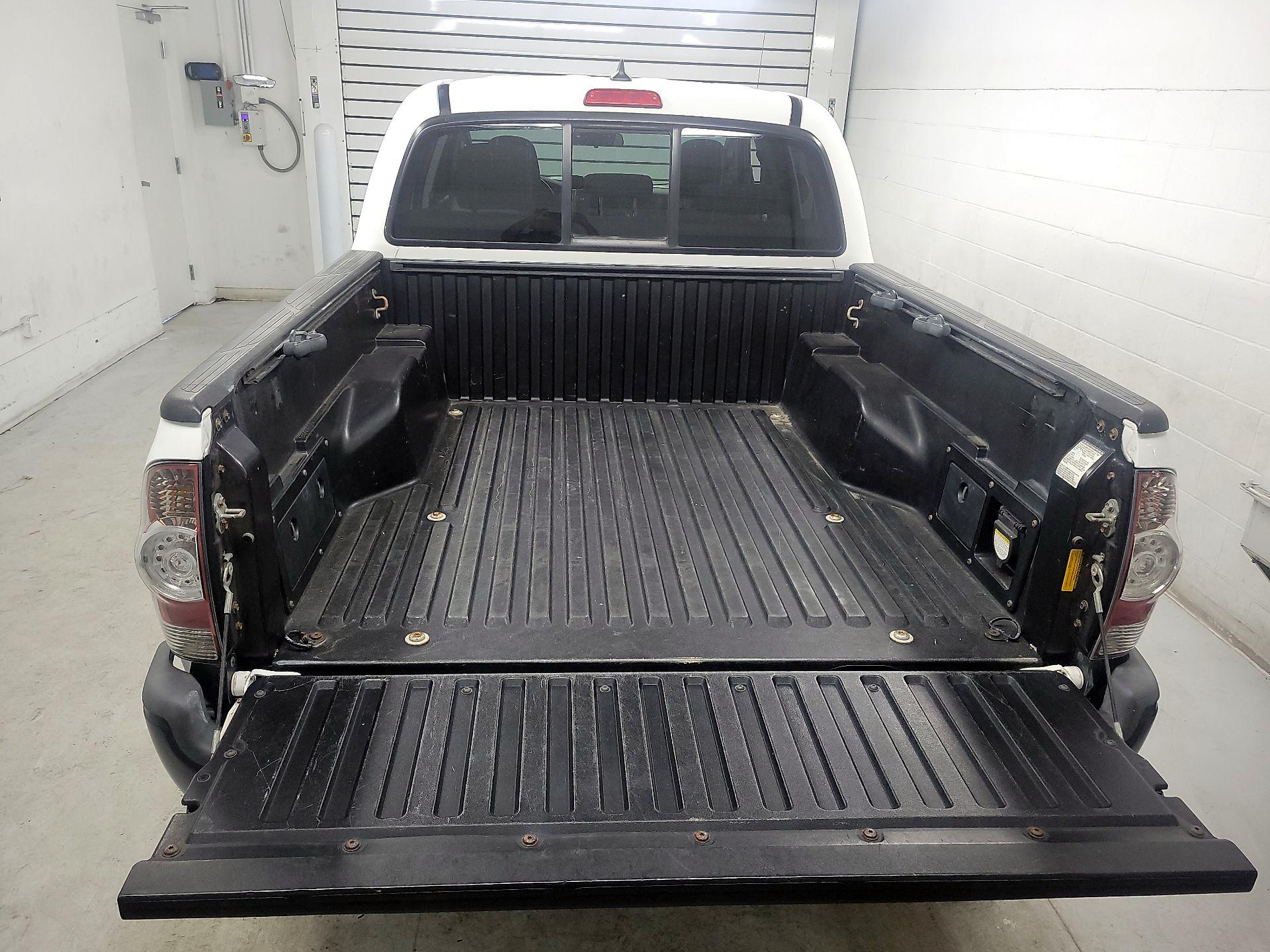 Thumbnail: 2015 Toyota Tacoma - 18