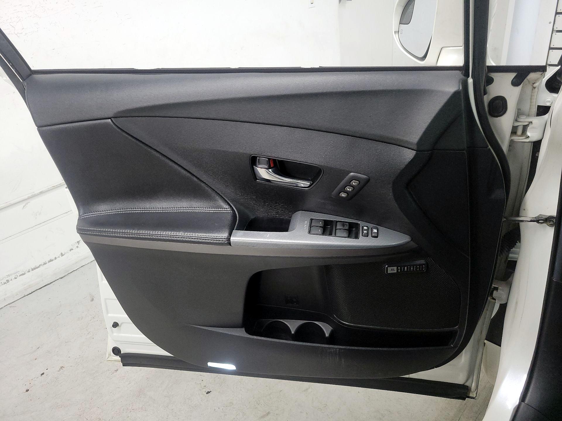 Thumbnail: 2013 Toyota Venza - 12