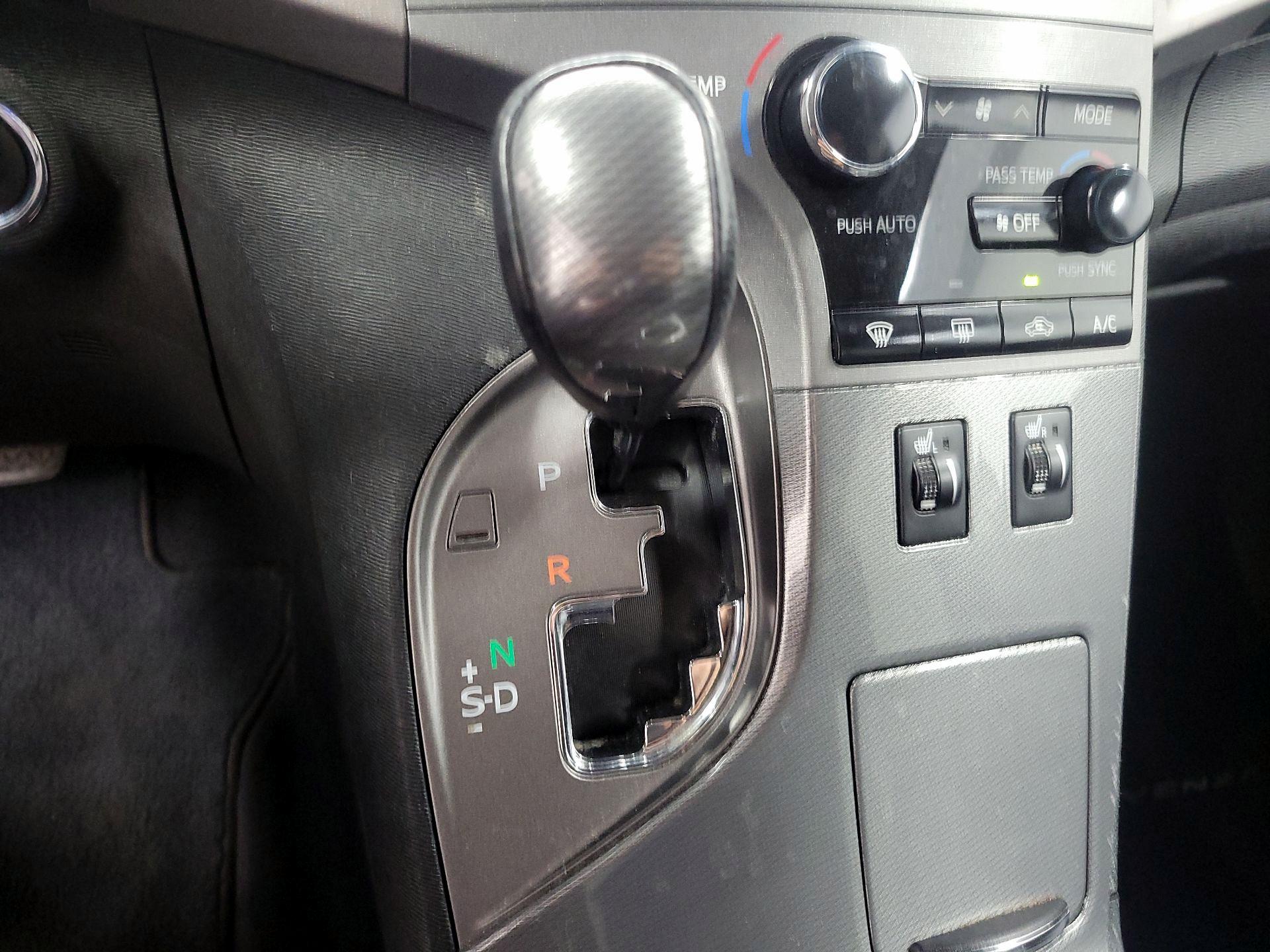 Thumbnail: 2013 Toyota Venza - 16