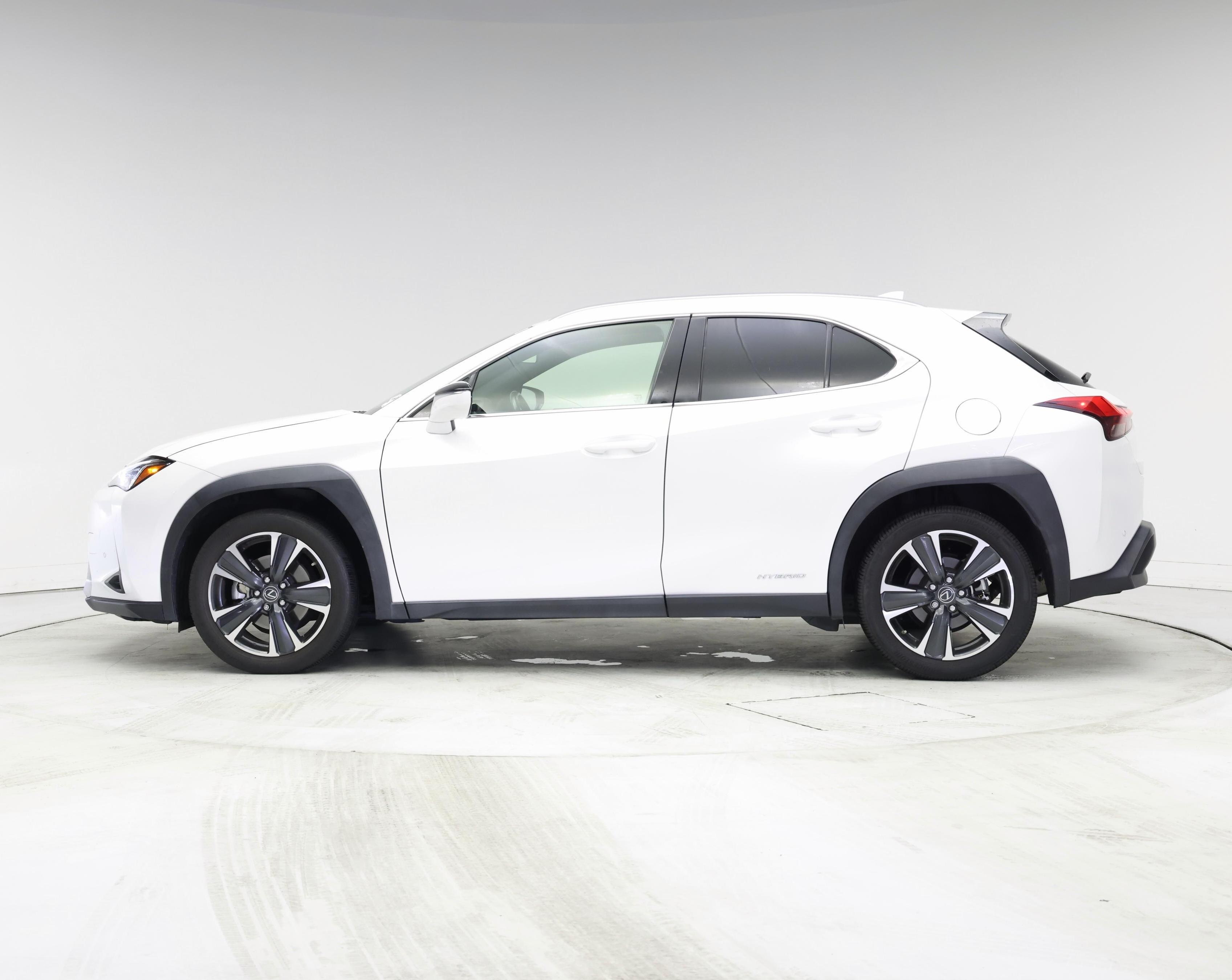 Thumbnail: 2021 Lexus UX - 3