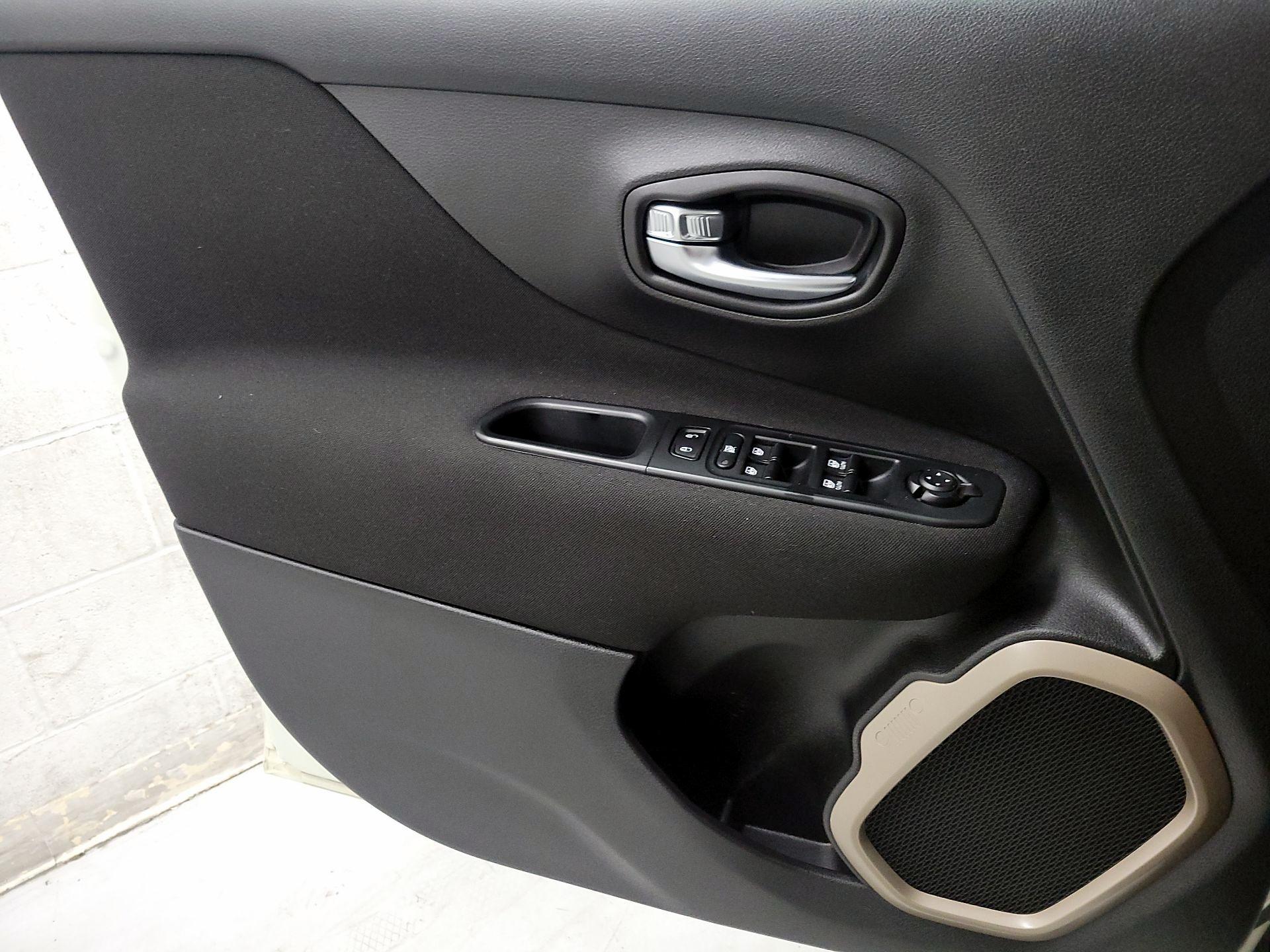 Thumbnail: 2016 Jeep Renegade - 12