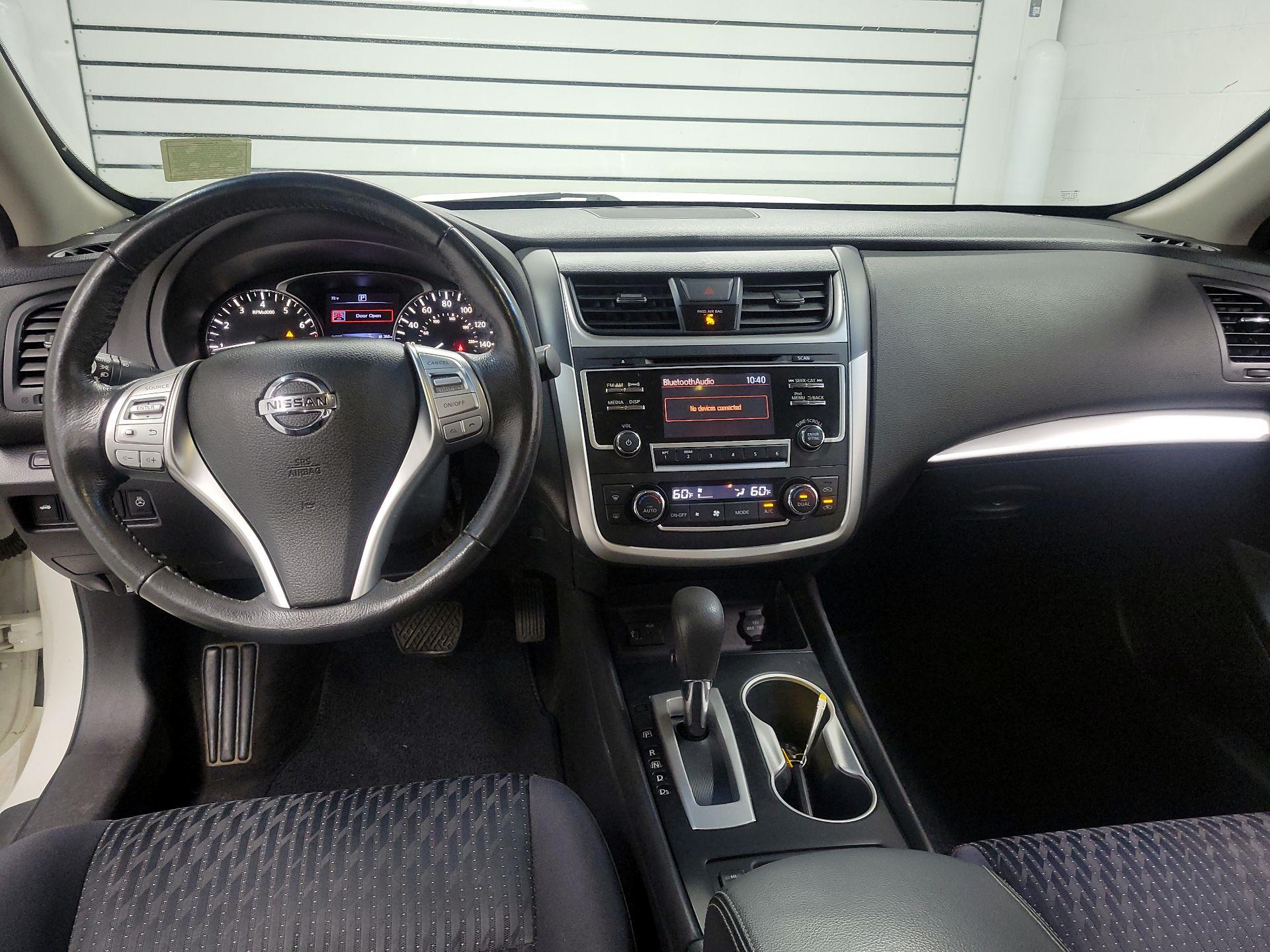Thumbnail: 2017 Nissan Altima - 9