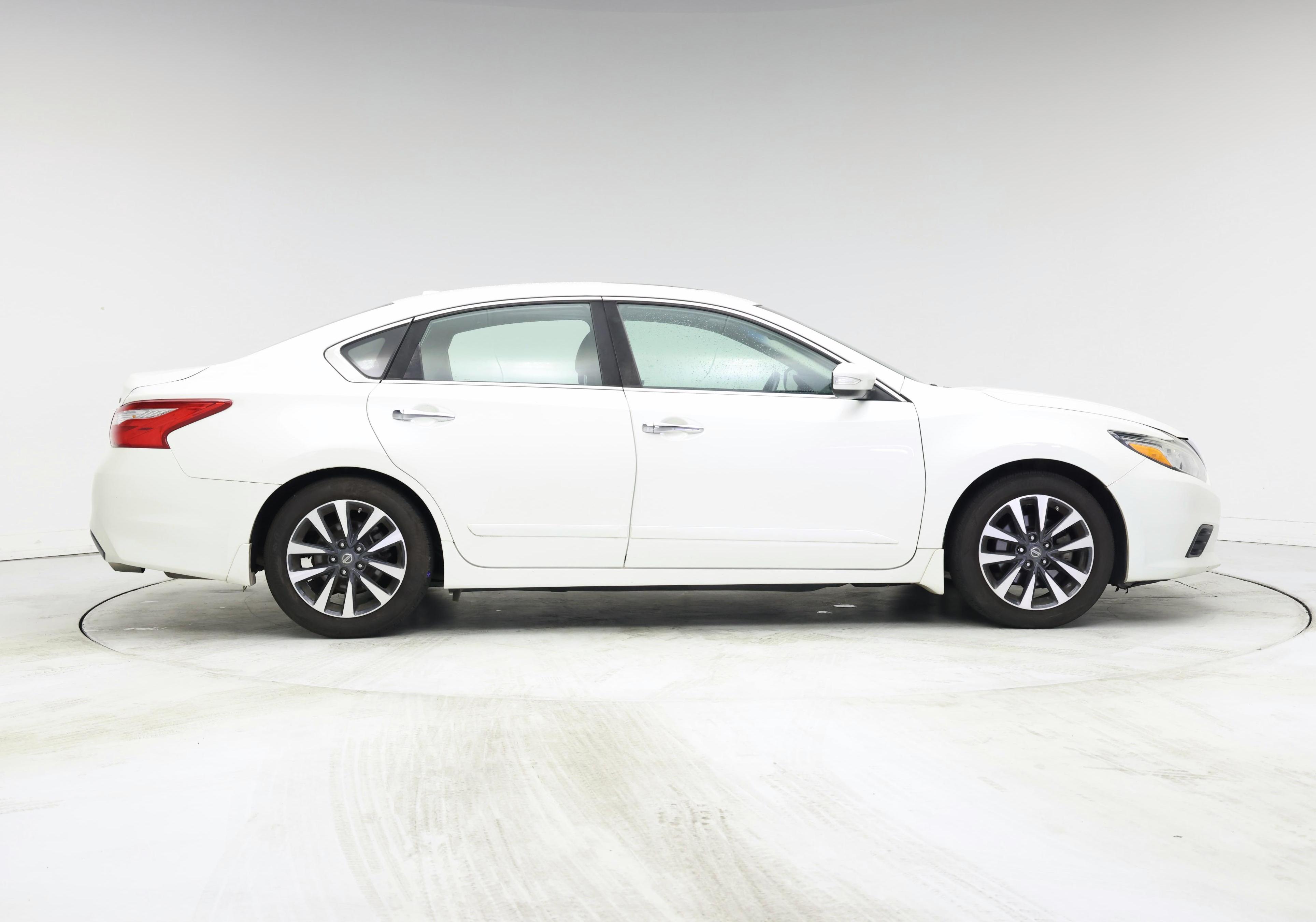 Thumbnail: 2017 Nissan Altima - 7