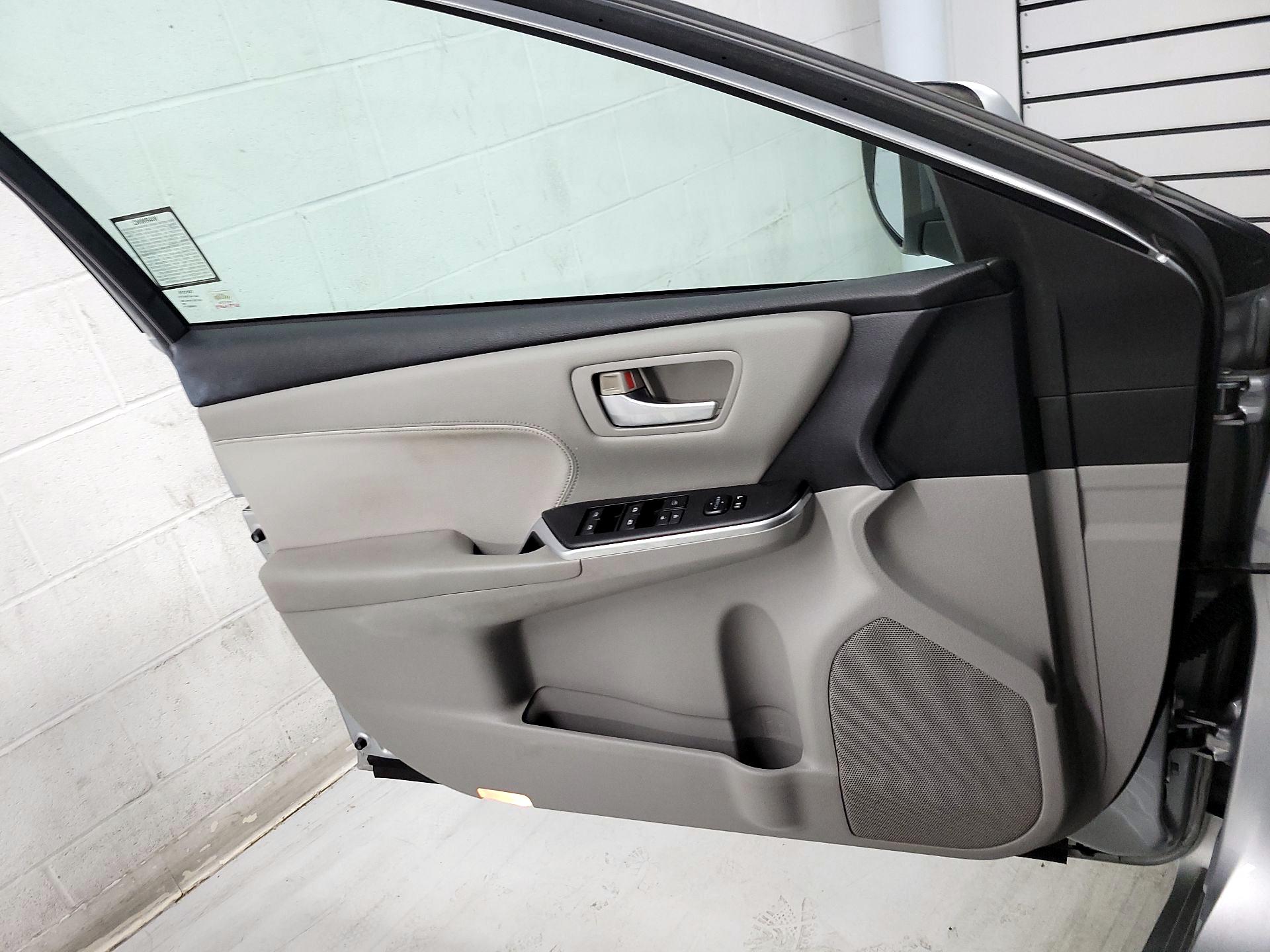 Thumbnail: 2015 Toyota Camry - 12