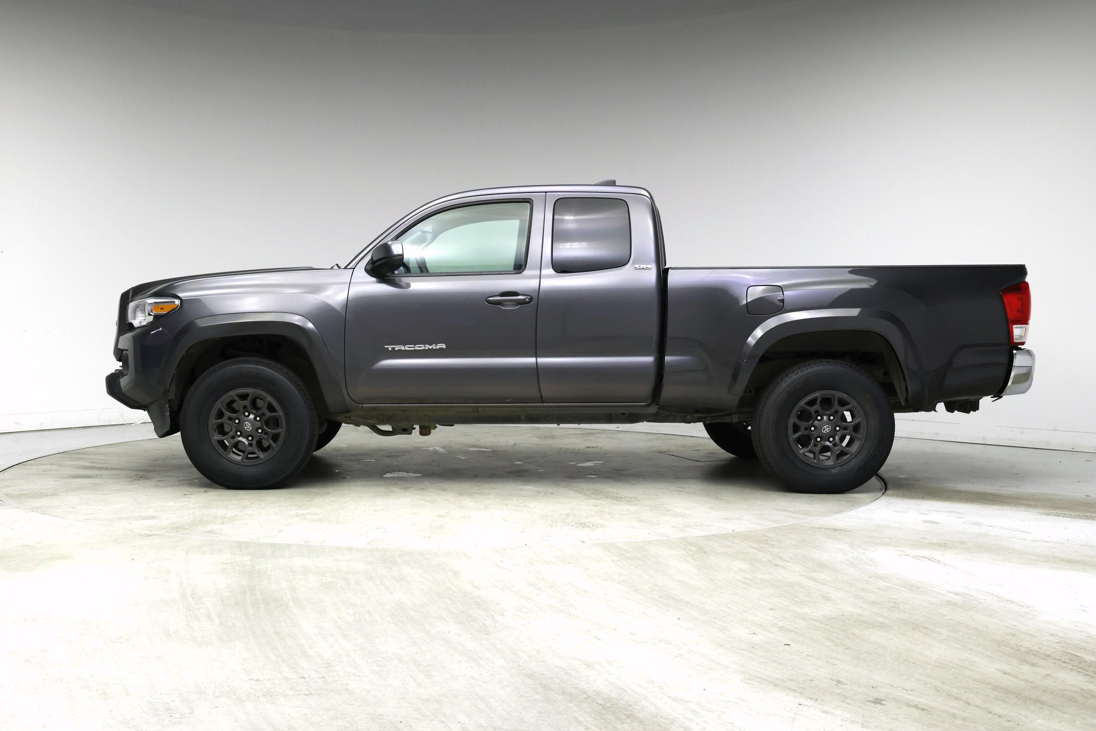 Thumbnail: 2017 Toyota Tacoma - 3