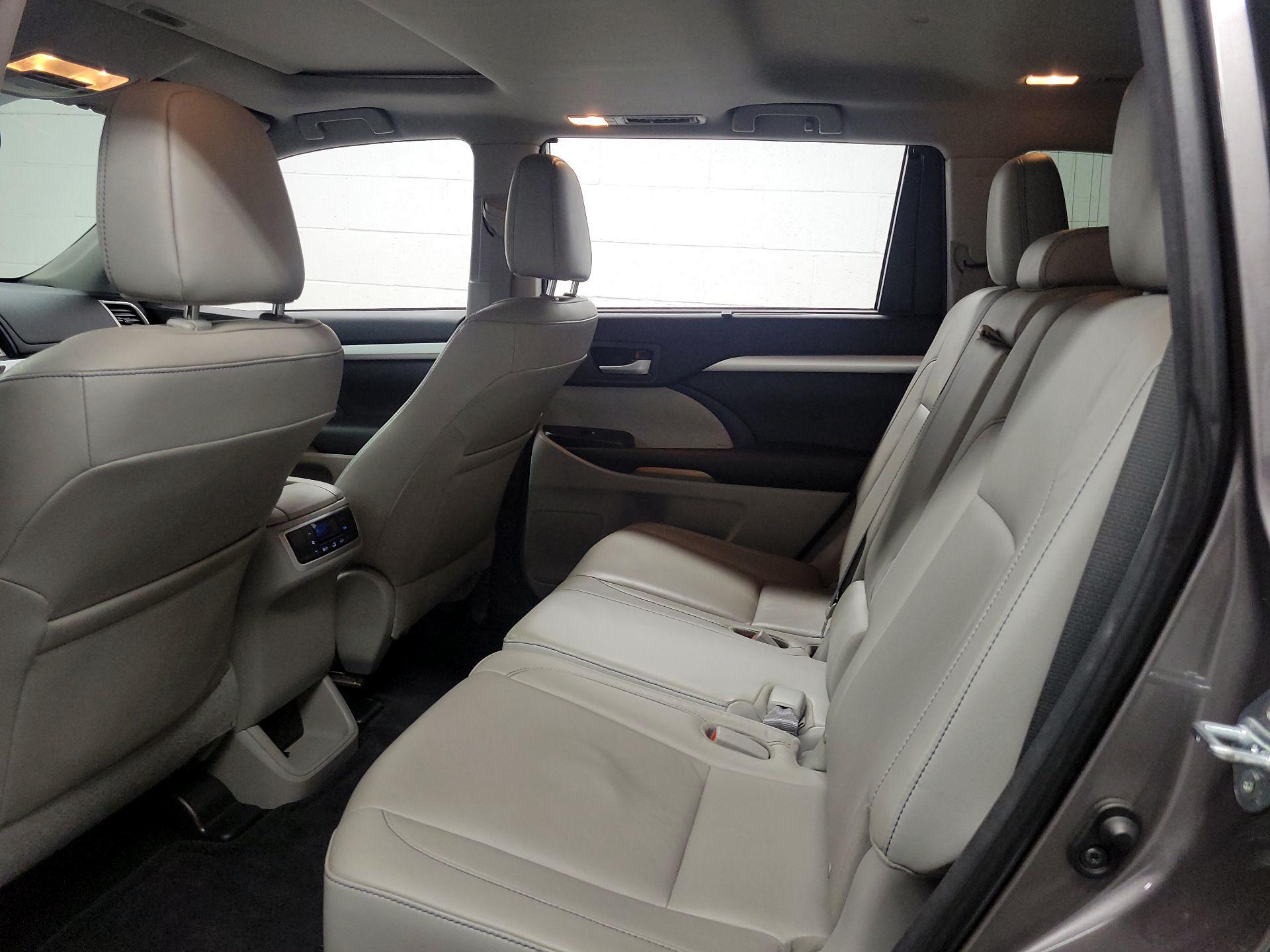 Thumbnail: 2016 Toyota Highlander - 17