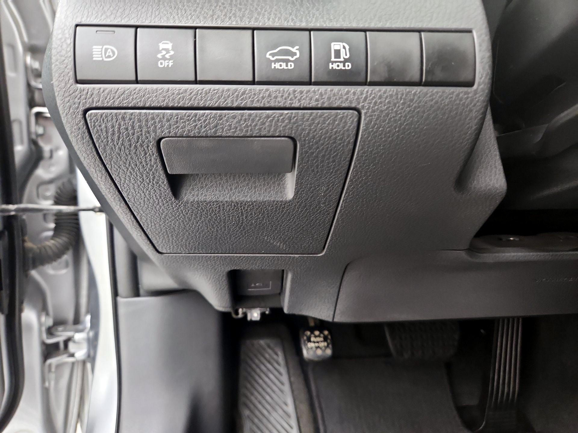Thumbnail: 2019 Toyota Camry - 13