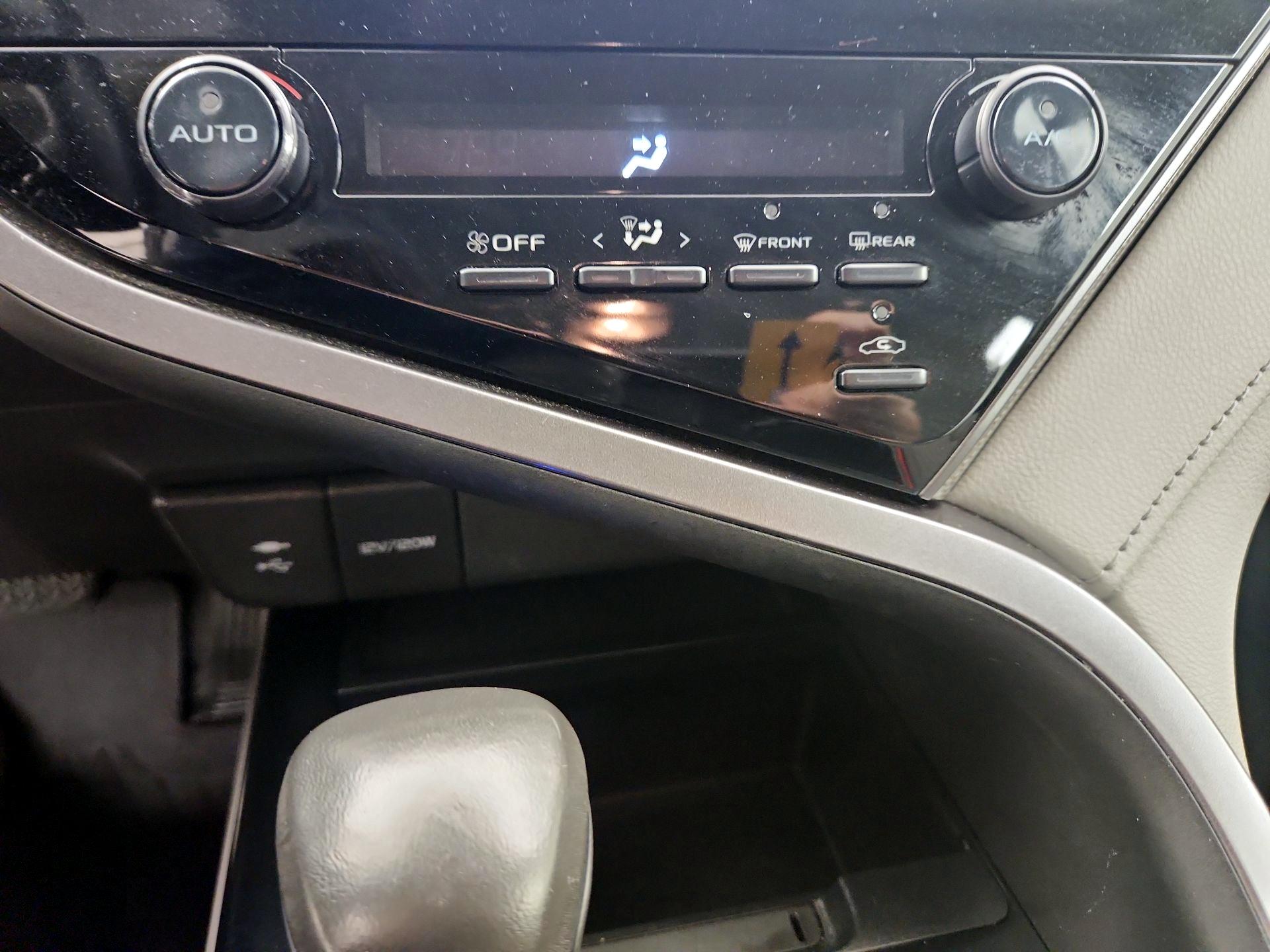Thumbnail: 2019 Toyota Camry - 16