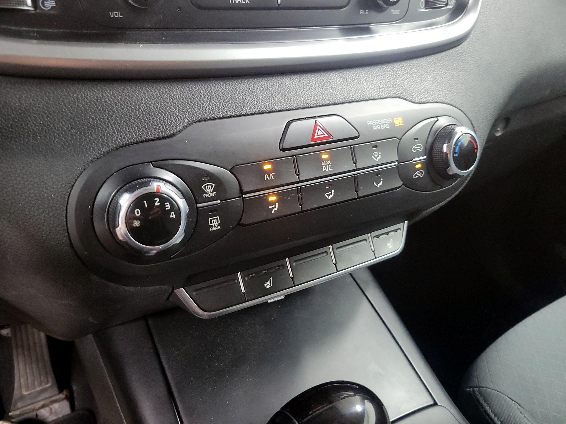 Thumbnail: 2016 Kia Sorento - 16
