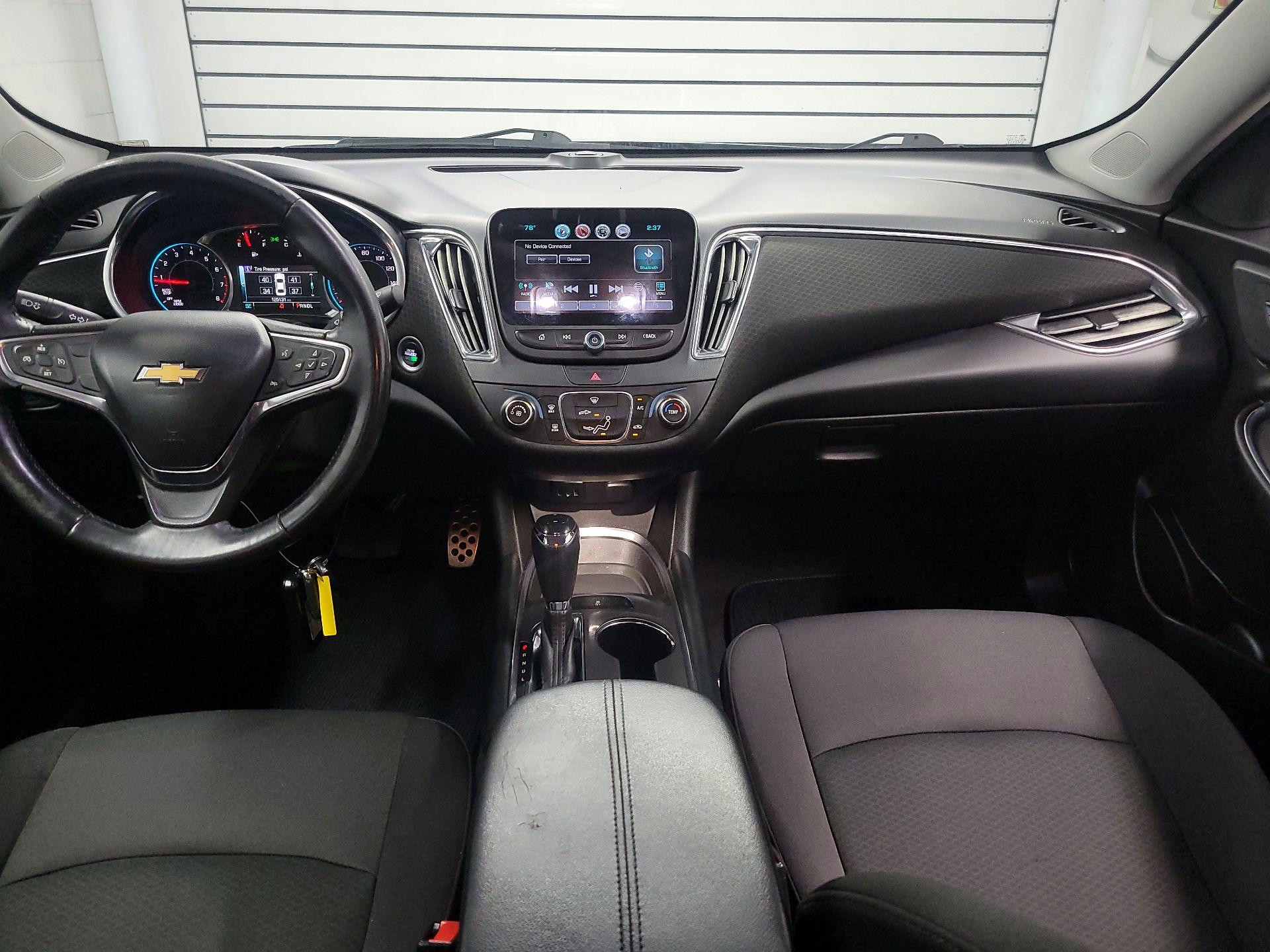 Thumbnail: 2017 Chevrolet Malibu - 9