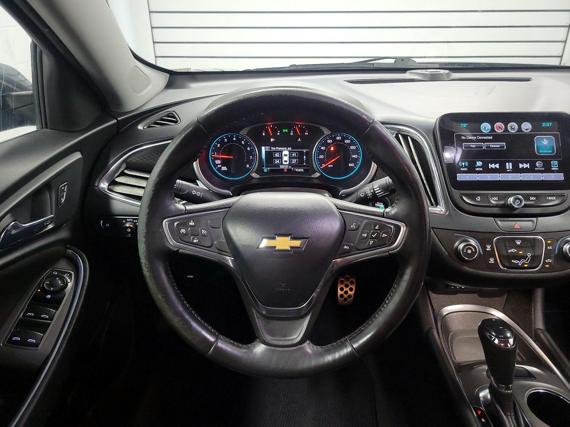 Thumbnail: 2017 Chevrolet Malibu - 10
