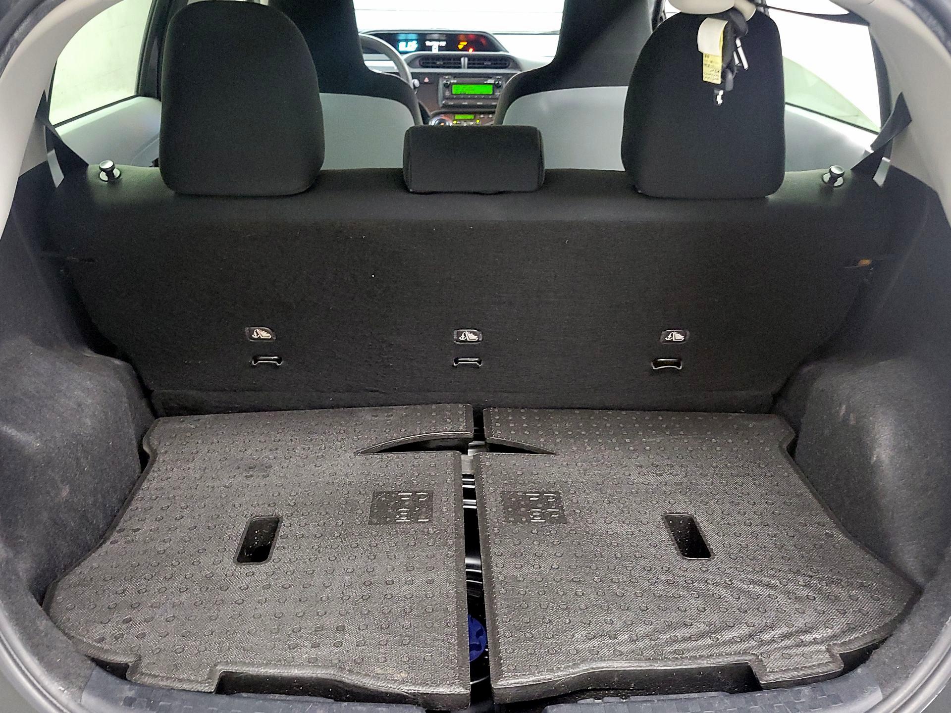 Thumbnail: 2014 Toyota Prius c - 18