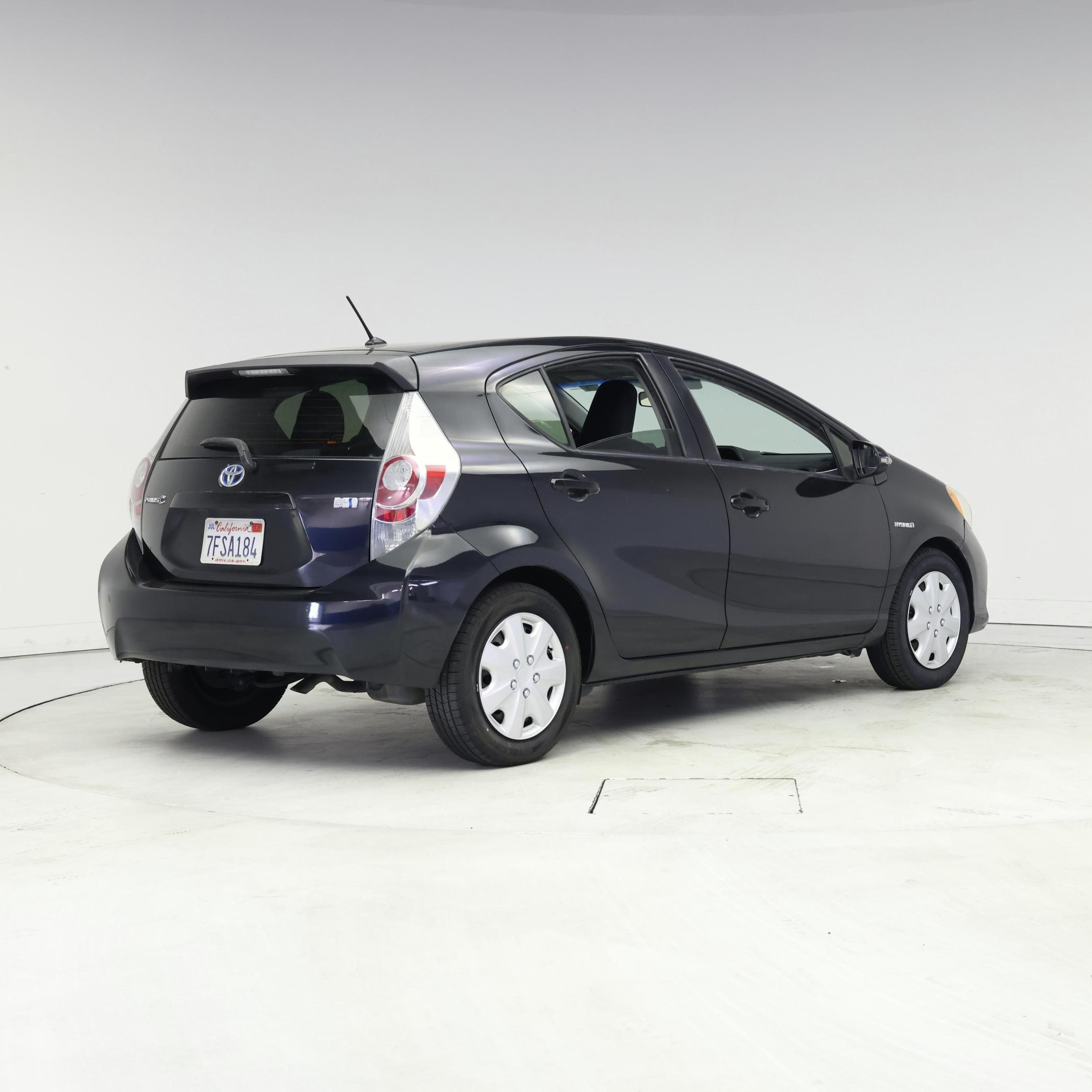 Thumbnail: 2014 Toyota Prius c - 8