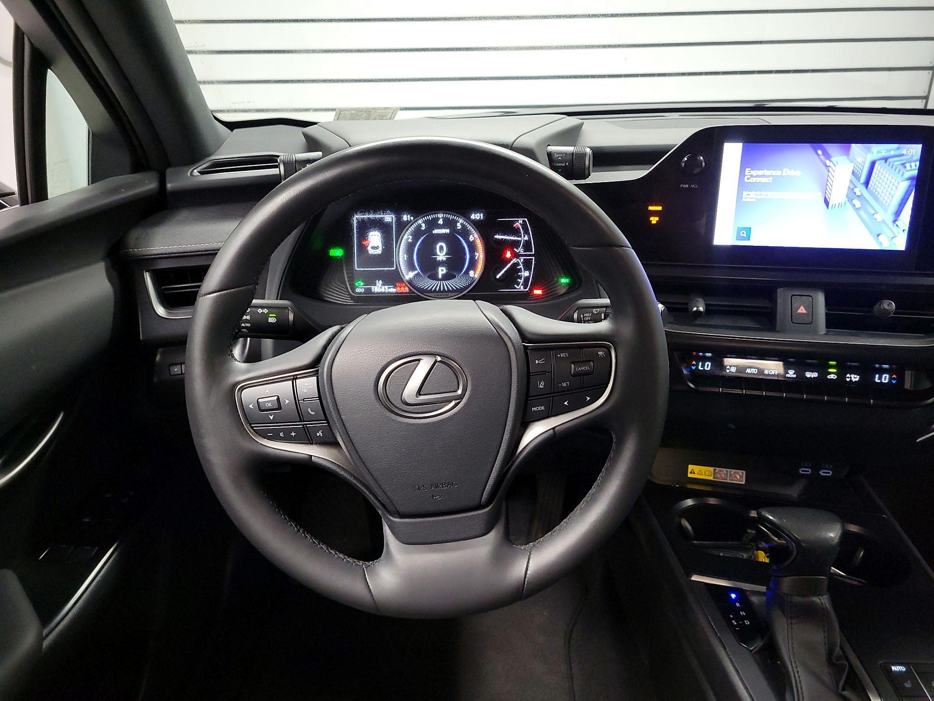 Thumbnail: 2023 Lexus UX - 10