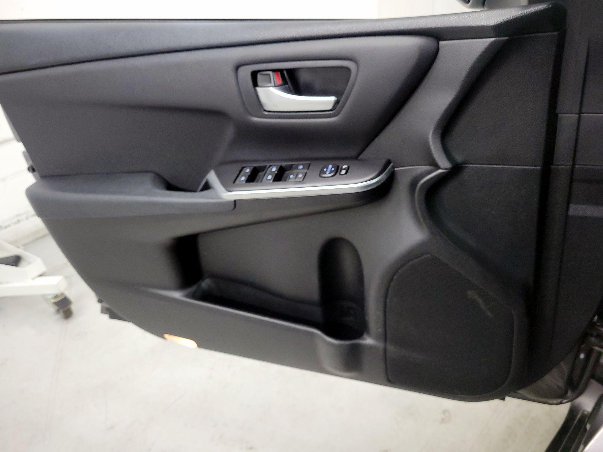 Thumbnail: 2016 Toyota Camry - 12