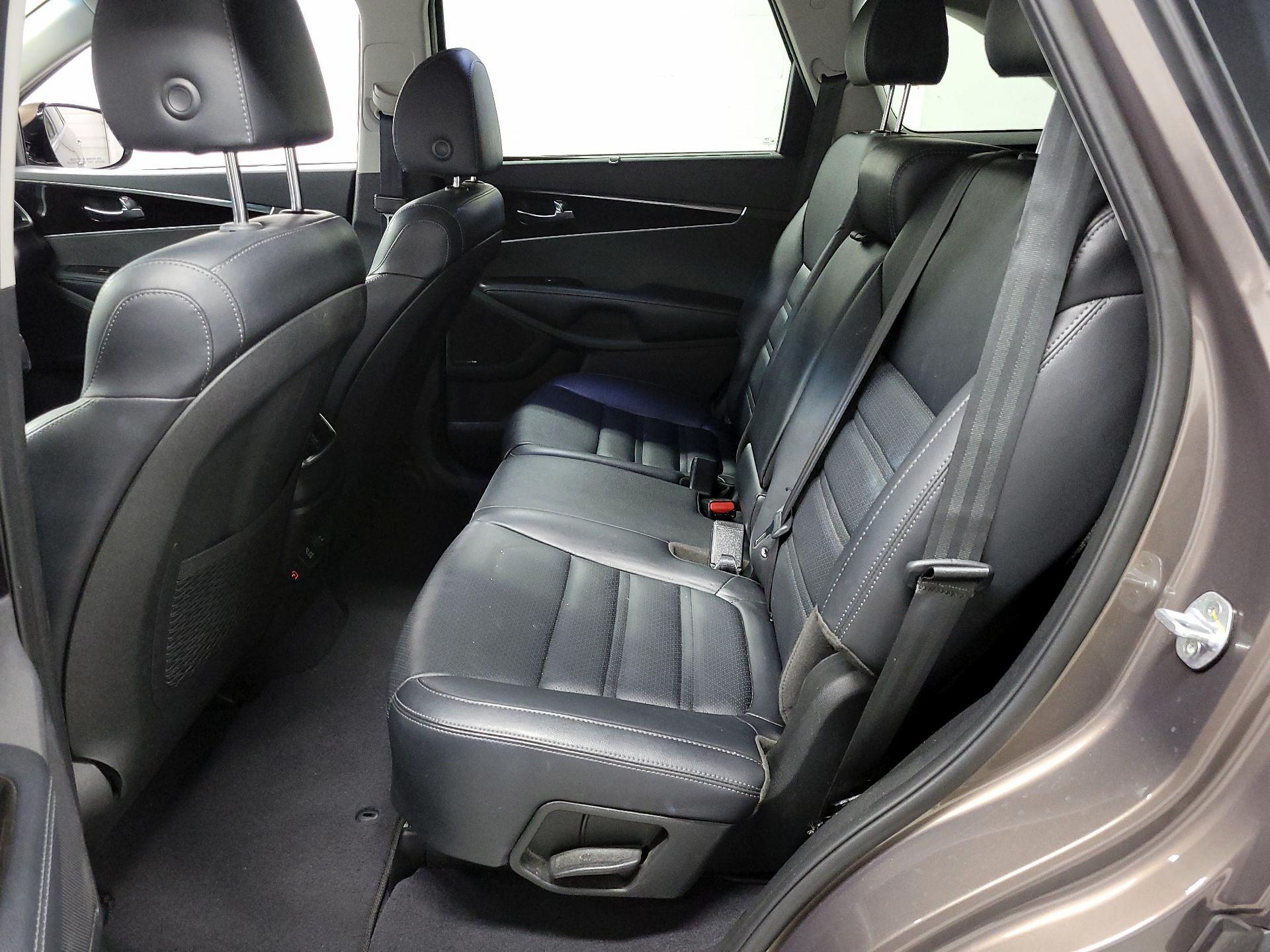 Thumbnail: 2019 Kia Sorento - 16