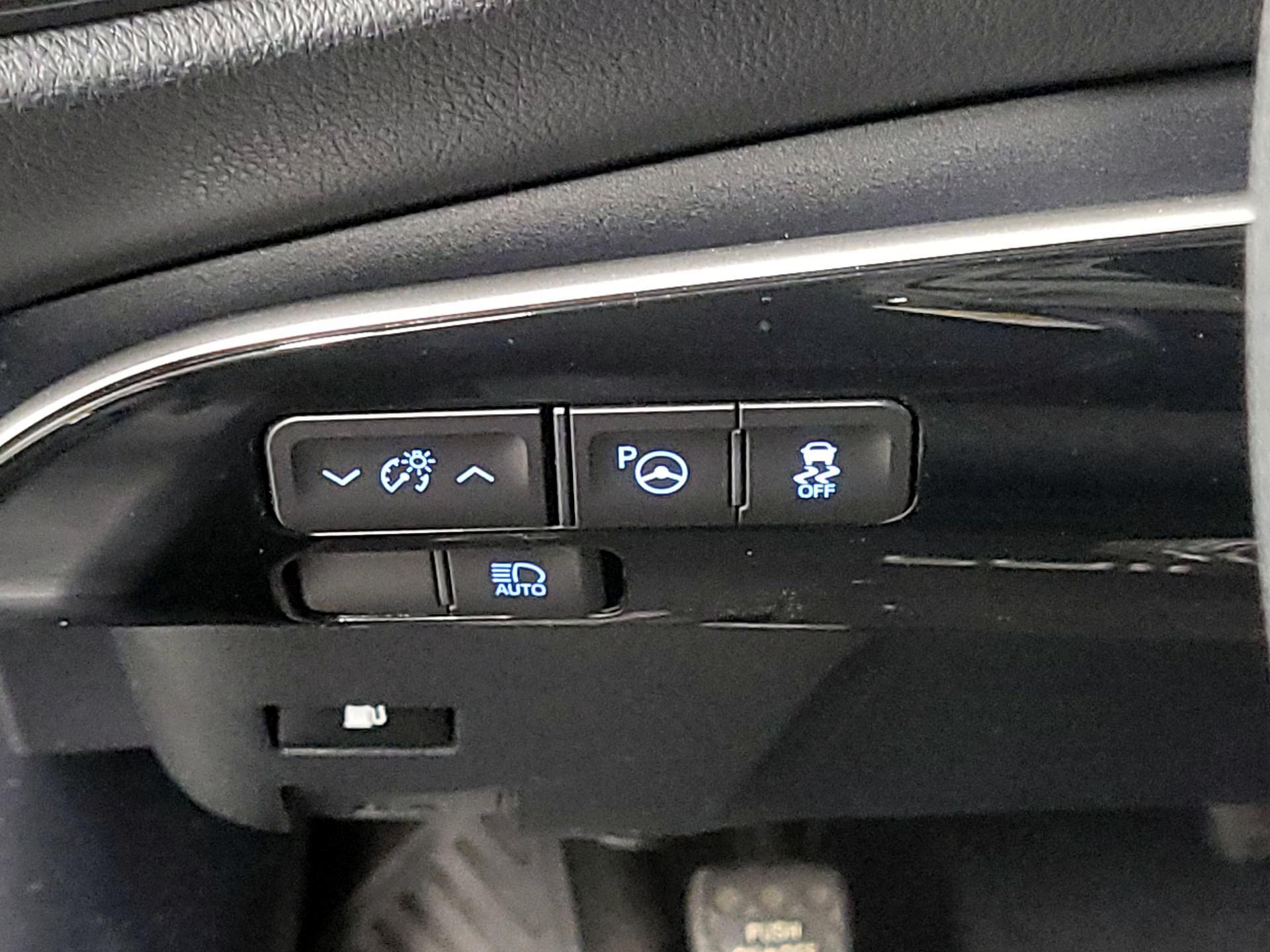 Thumbnail: 2018 Toyota Prius - 13