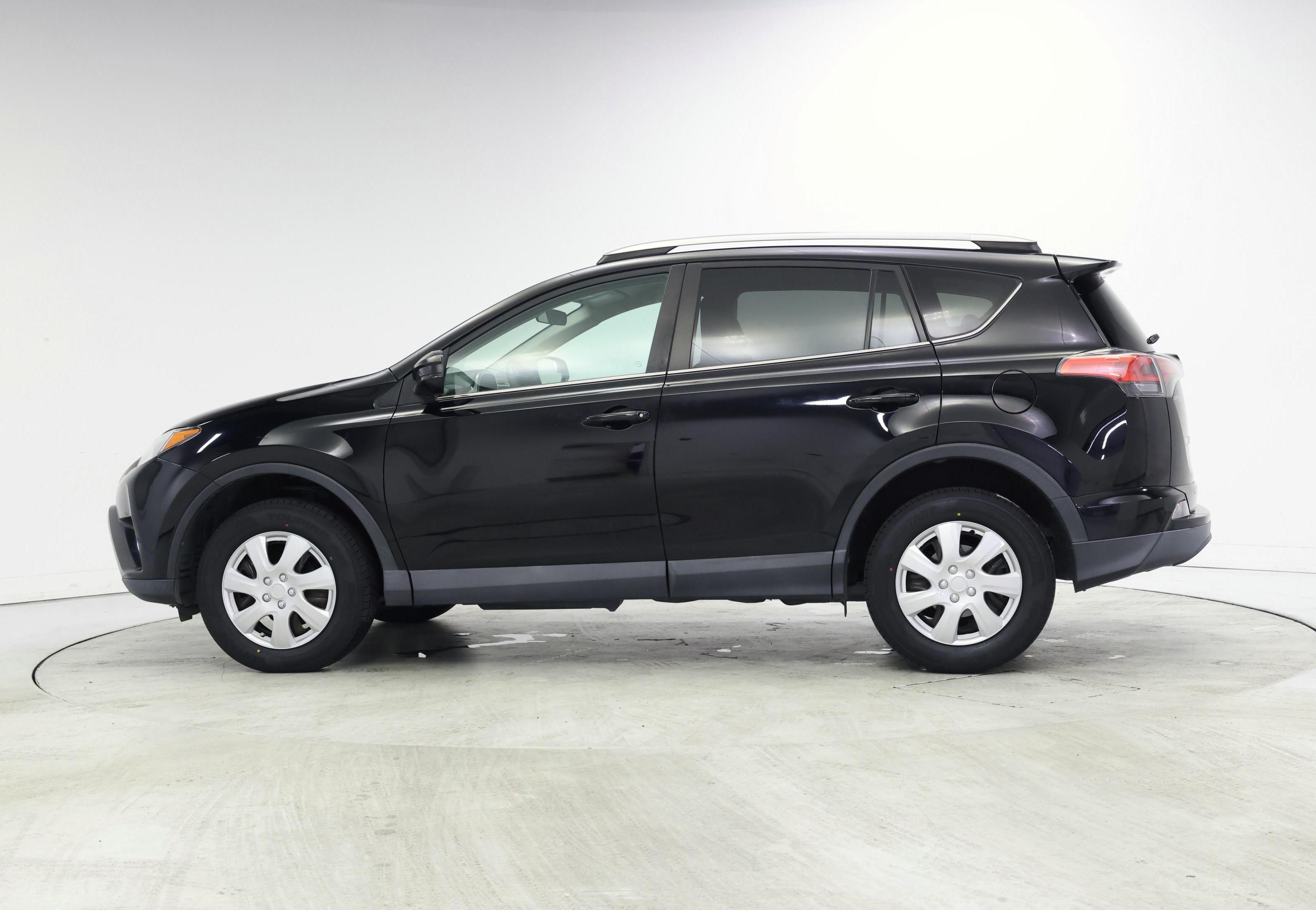 Thumbnail: 2018 Toyota RAV4 - 3