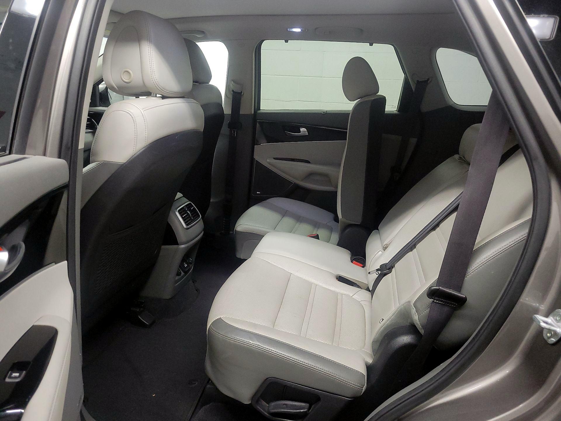 Thumbnail: 2016 Kia Sorento - 18
