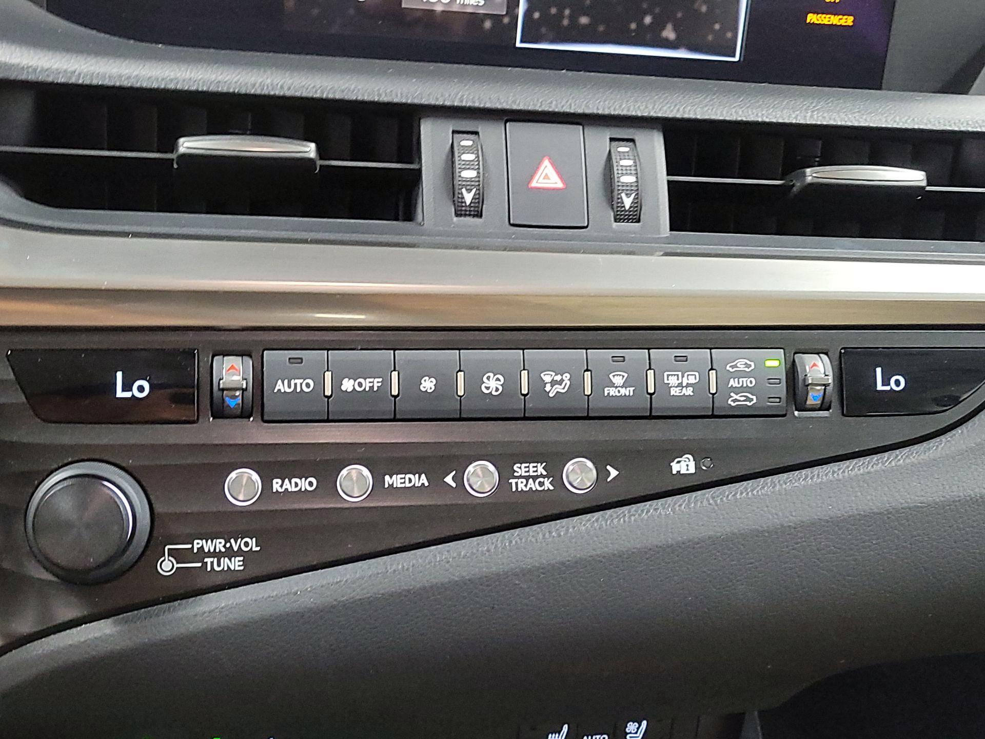 Thumbnail: 2020 Lexus ES - 16