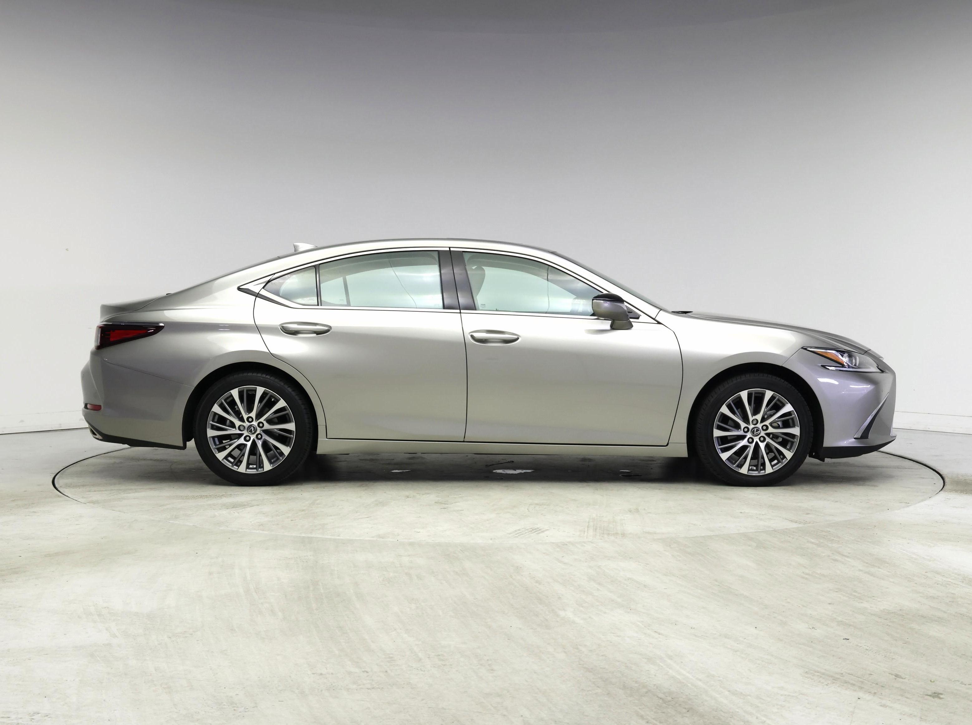 Thumbnail: 2020 Lexus ES - 7