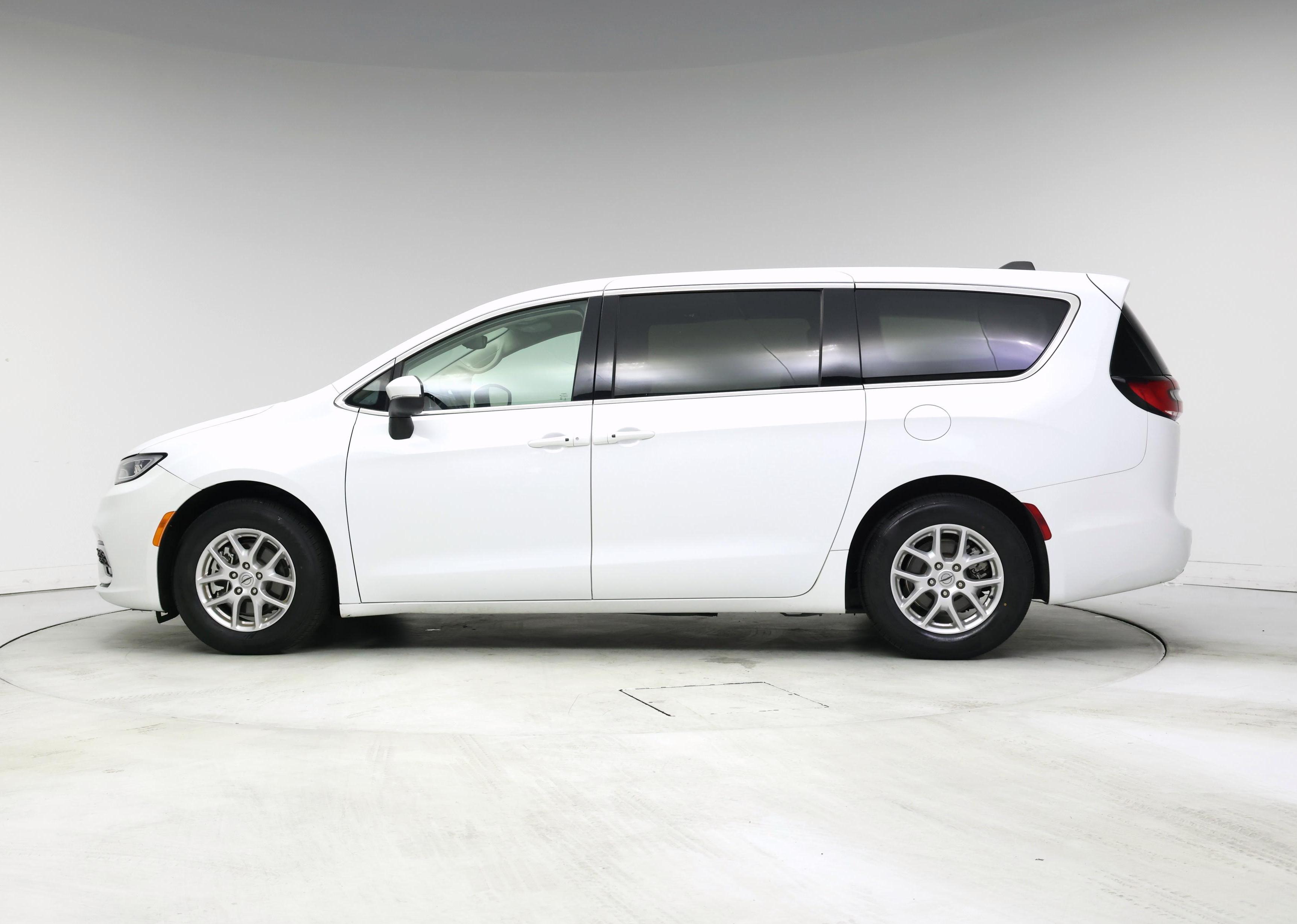 Thumbnail: 2023 Chrysler Pacifica - 3