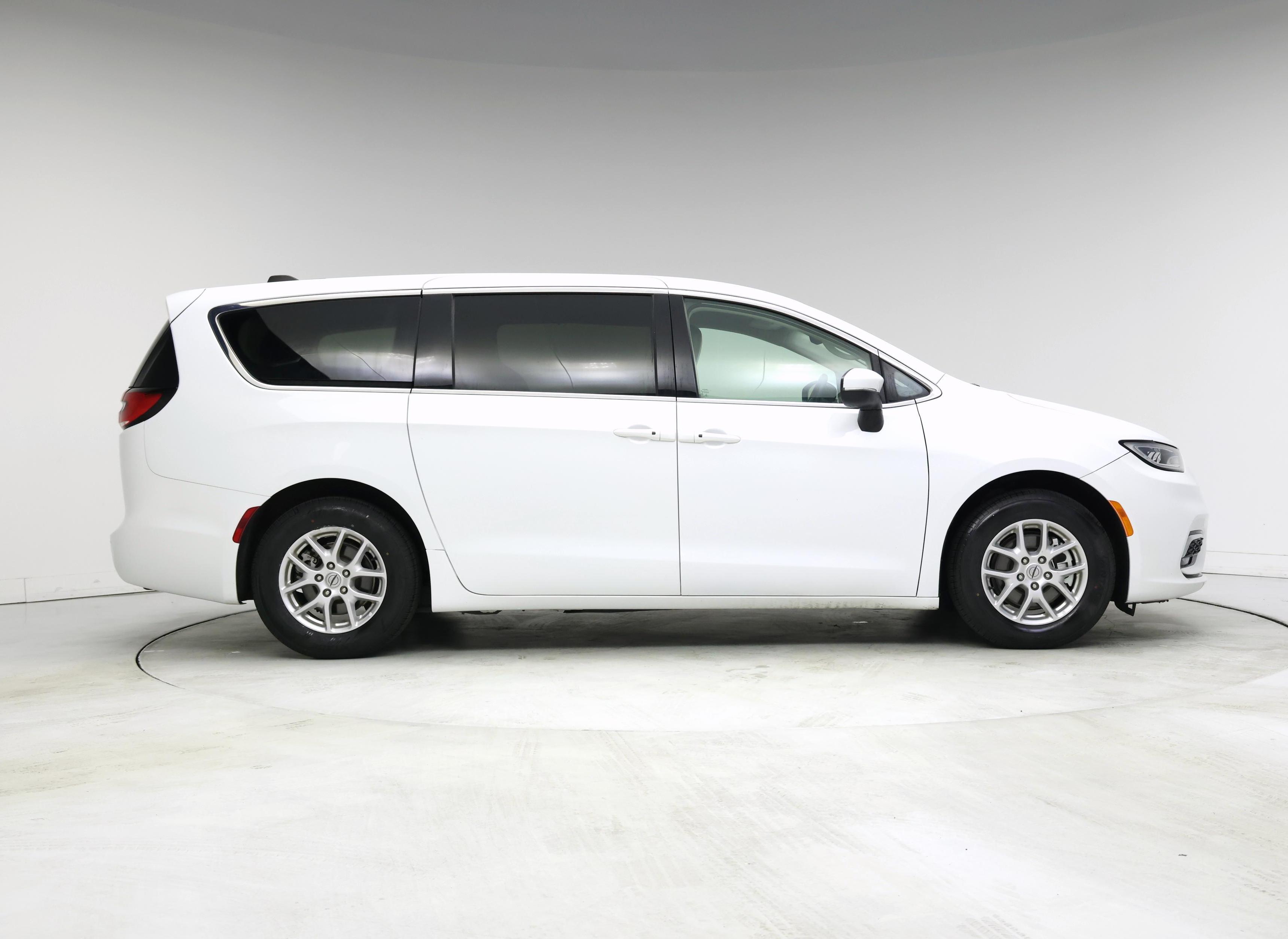 Thumbnail: 2023 Chrysler Pacifica - 7