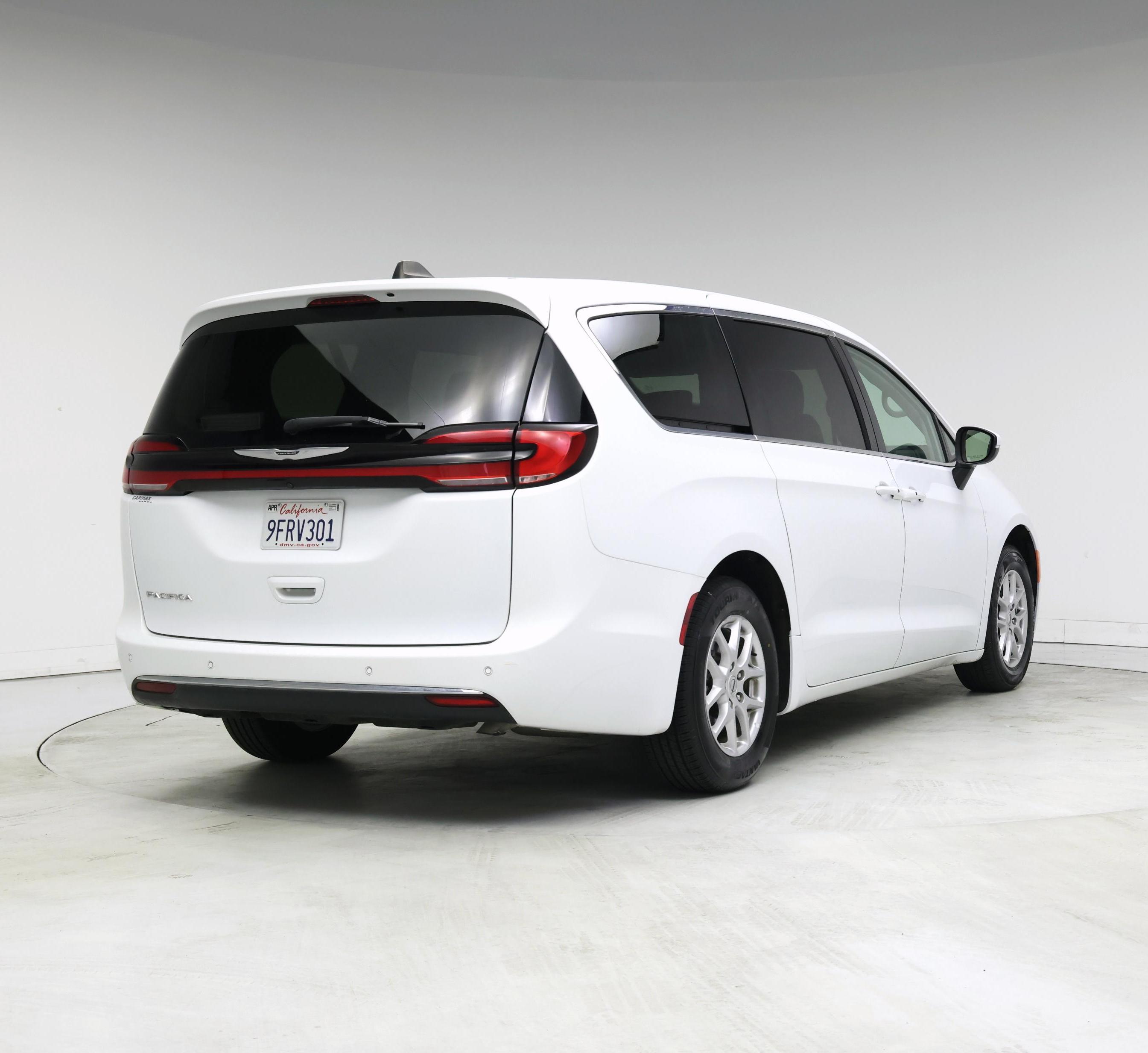 Thumbnail: 2023 Chrysler Pacifica - 8