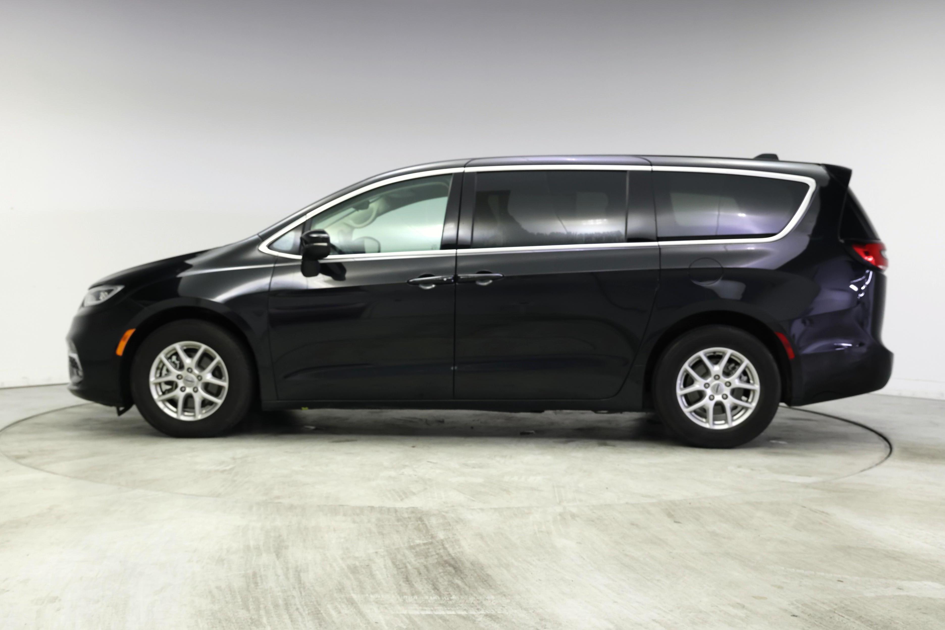Thumbnail: 2023 Chrysler Pacifica - 3