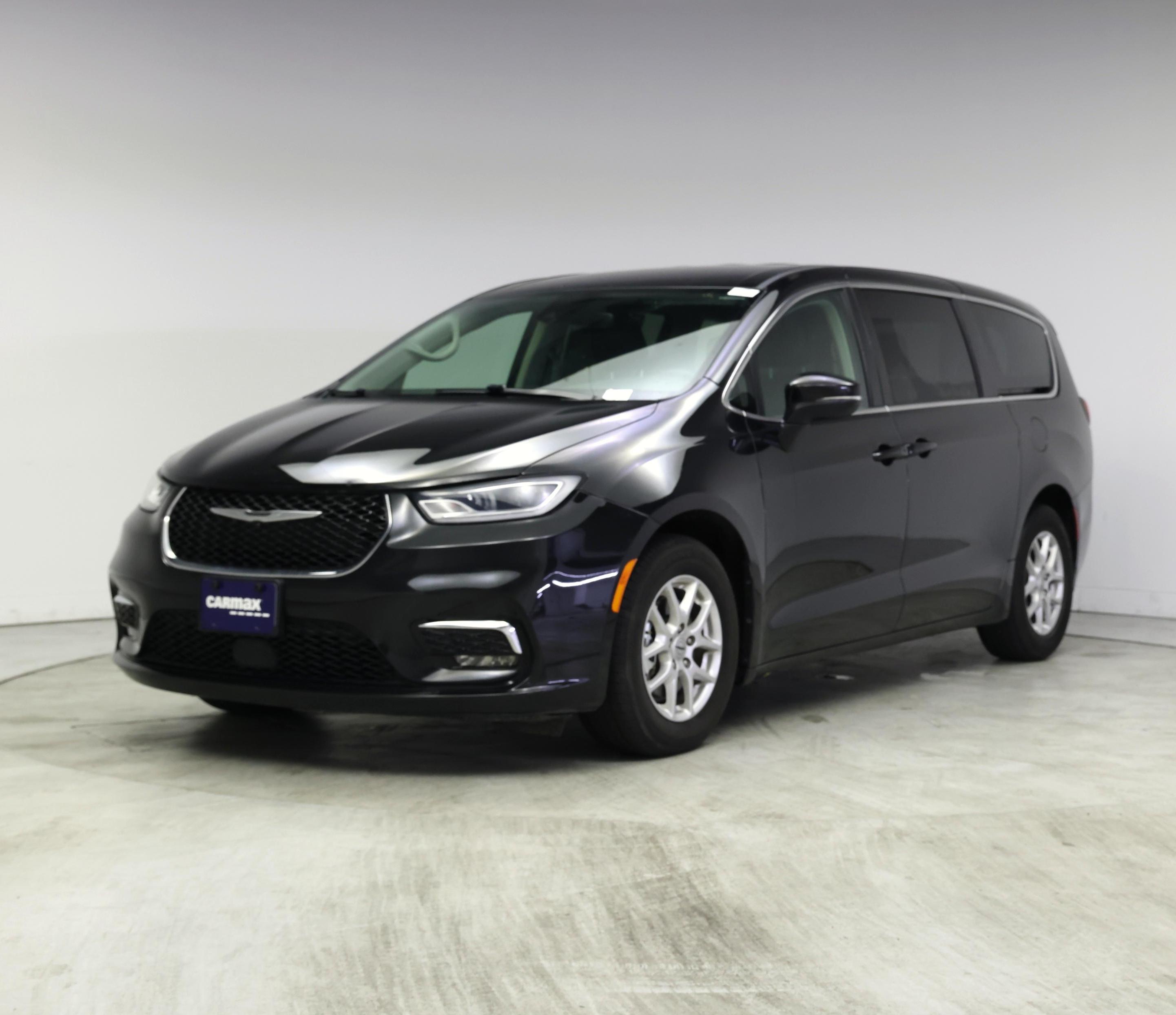 Thumbnail: 2023 Chrysler Pacifica - 4