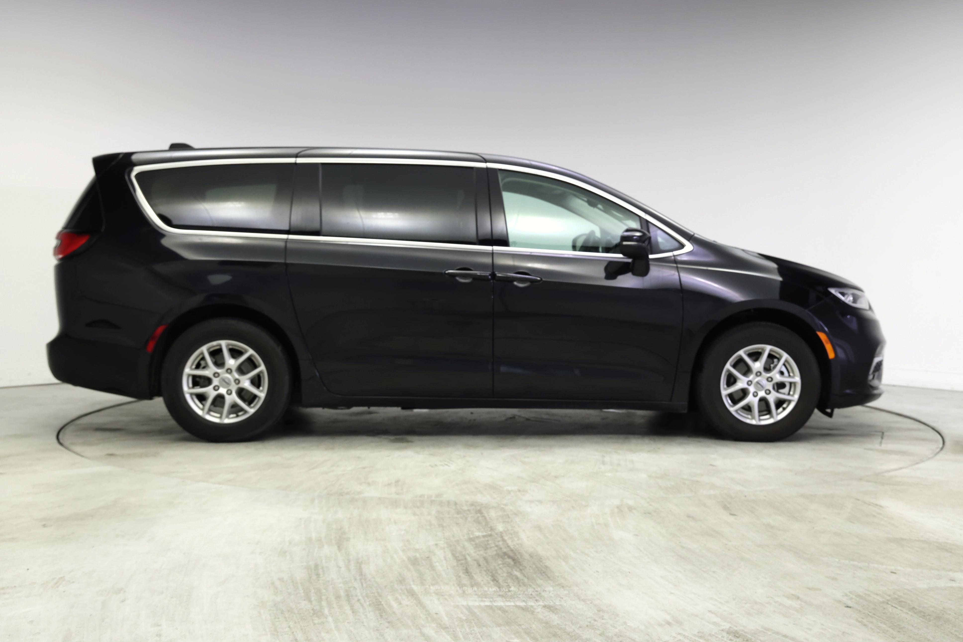 Thumbnail: 2023 Chrysler Pacifica - 7
