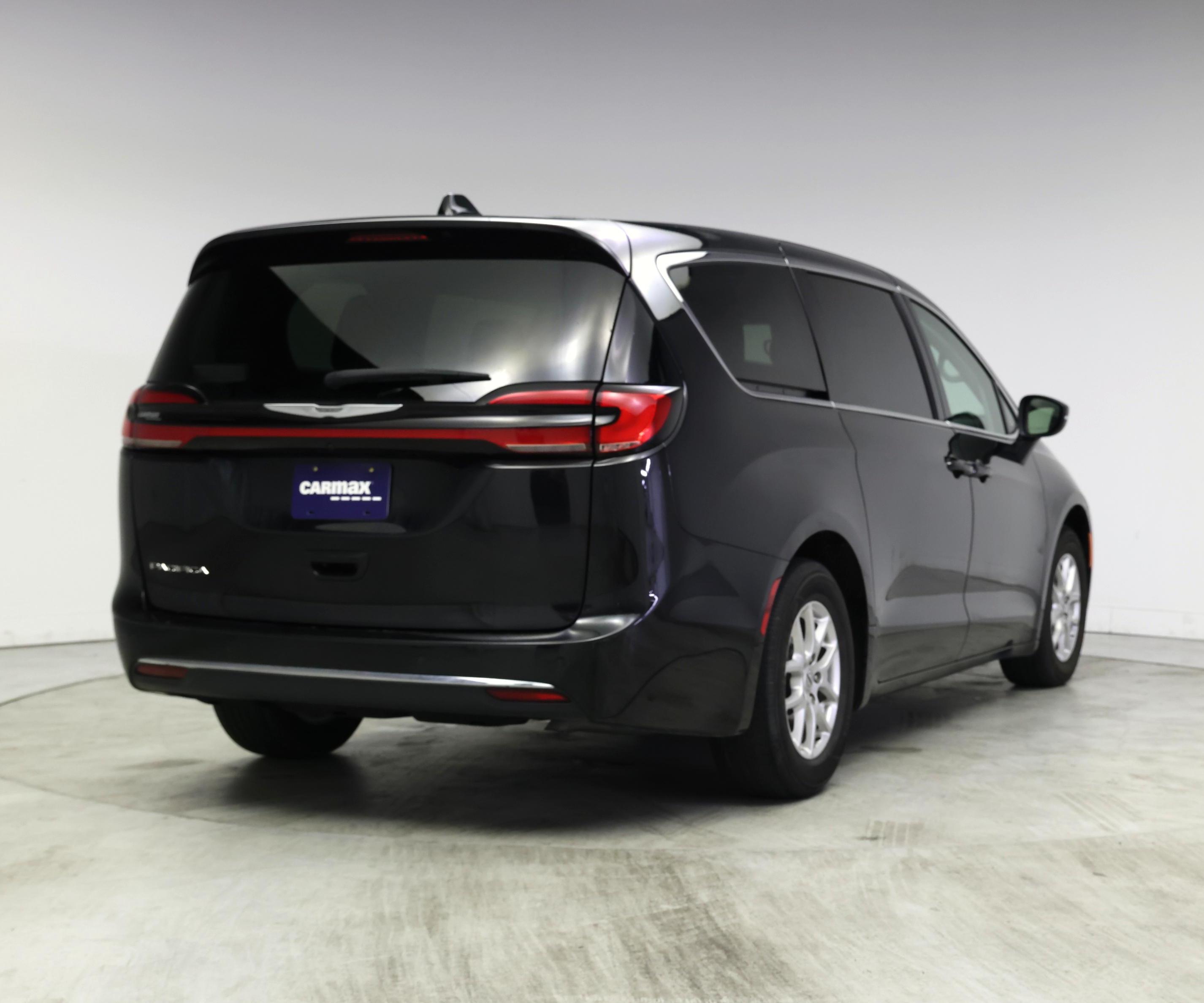 Thumbnail: 2023 Chrysler Pacifica - 8