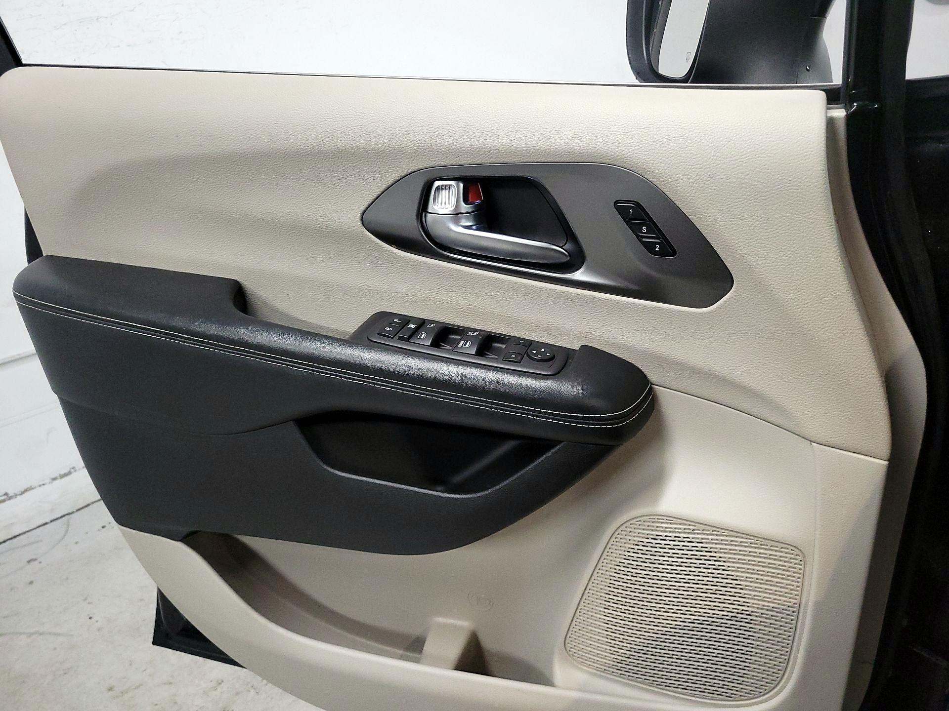 Thumbnail: 2023 Chrysler Pacifica - 12