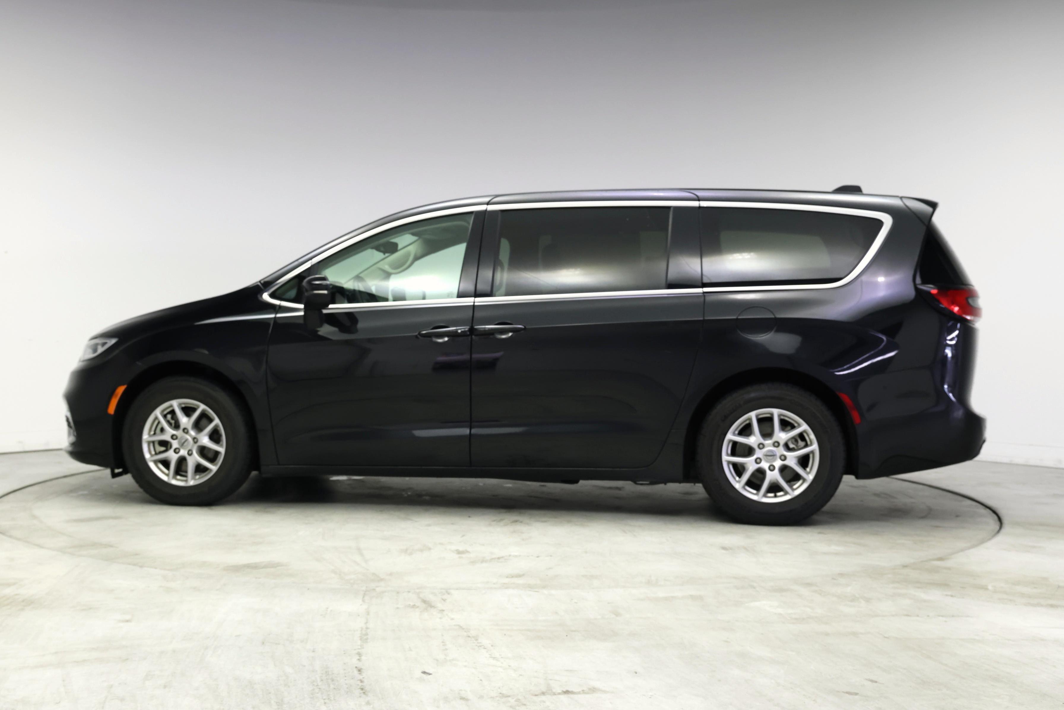 Thumbnail: 2023 Chrysler Pacifica - 3