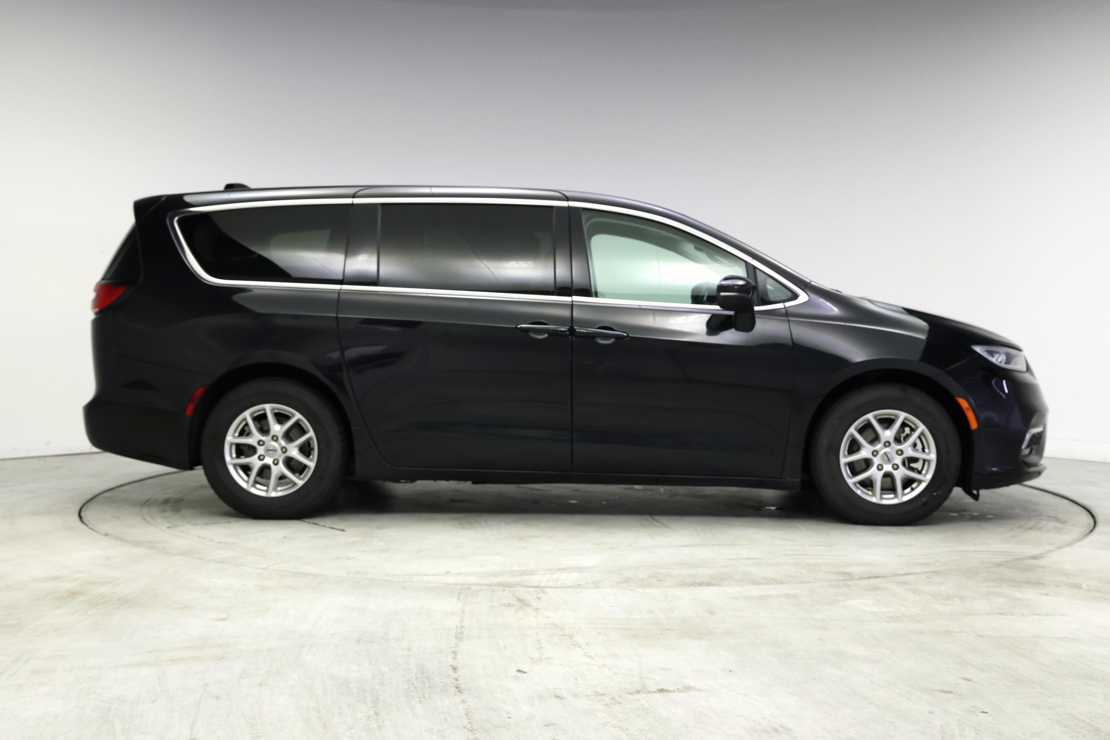 Thumbnail: 2023 Chrysler Pacifica - 7