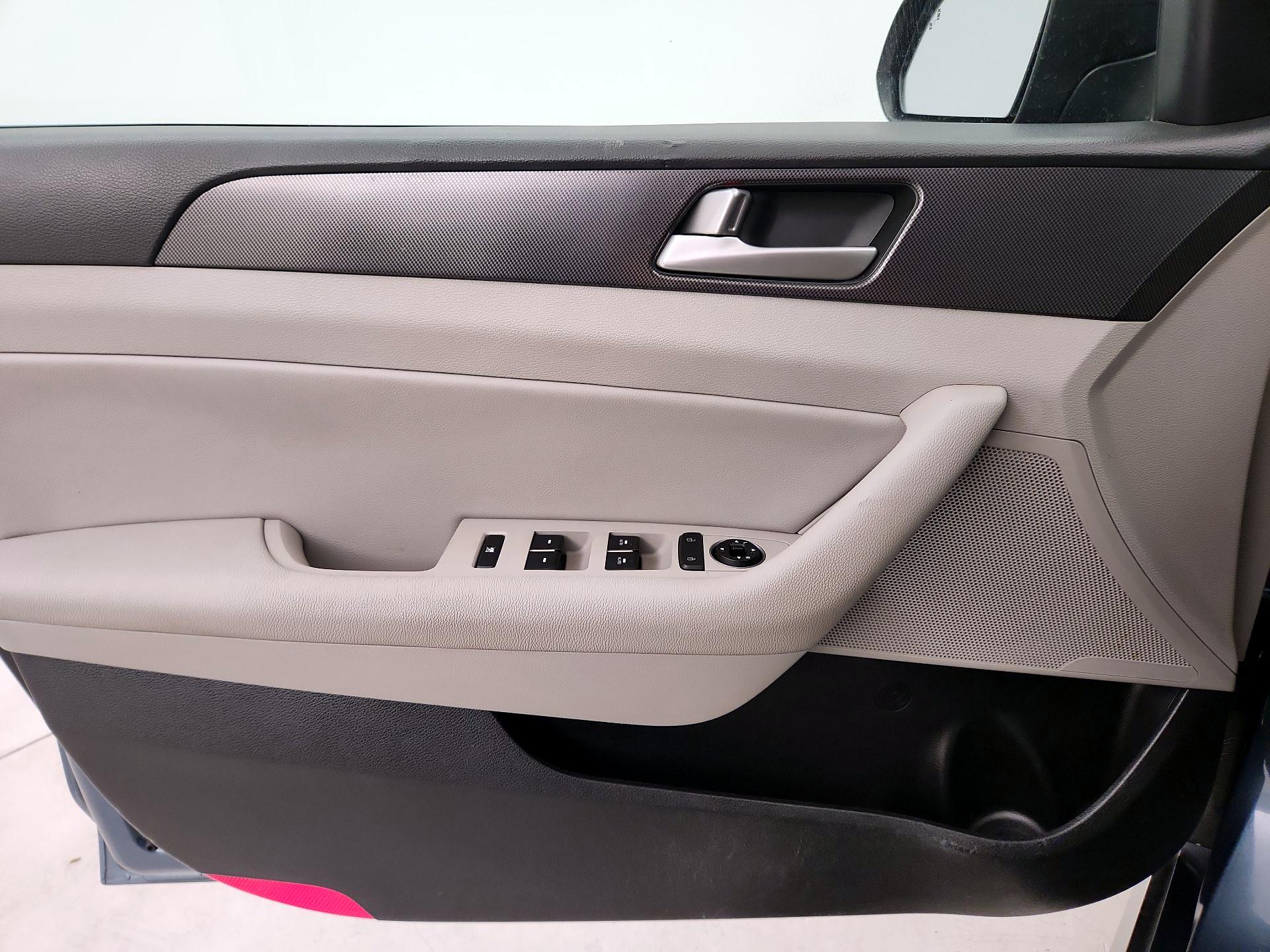 Thumbnail: 2016 Hyundai Sonata - 12