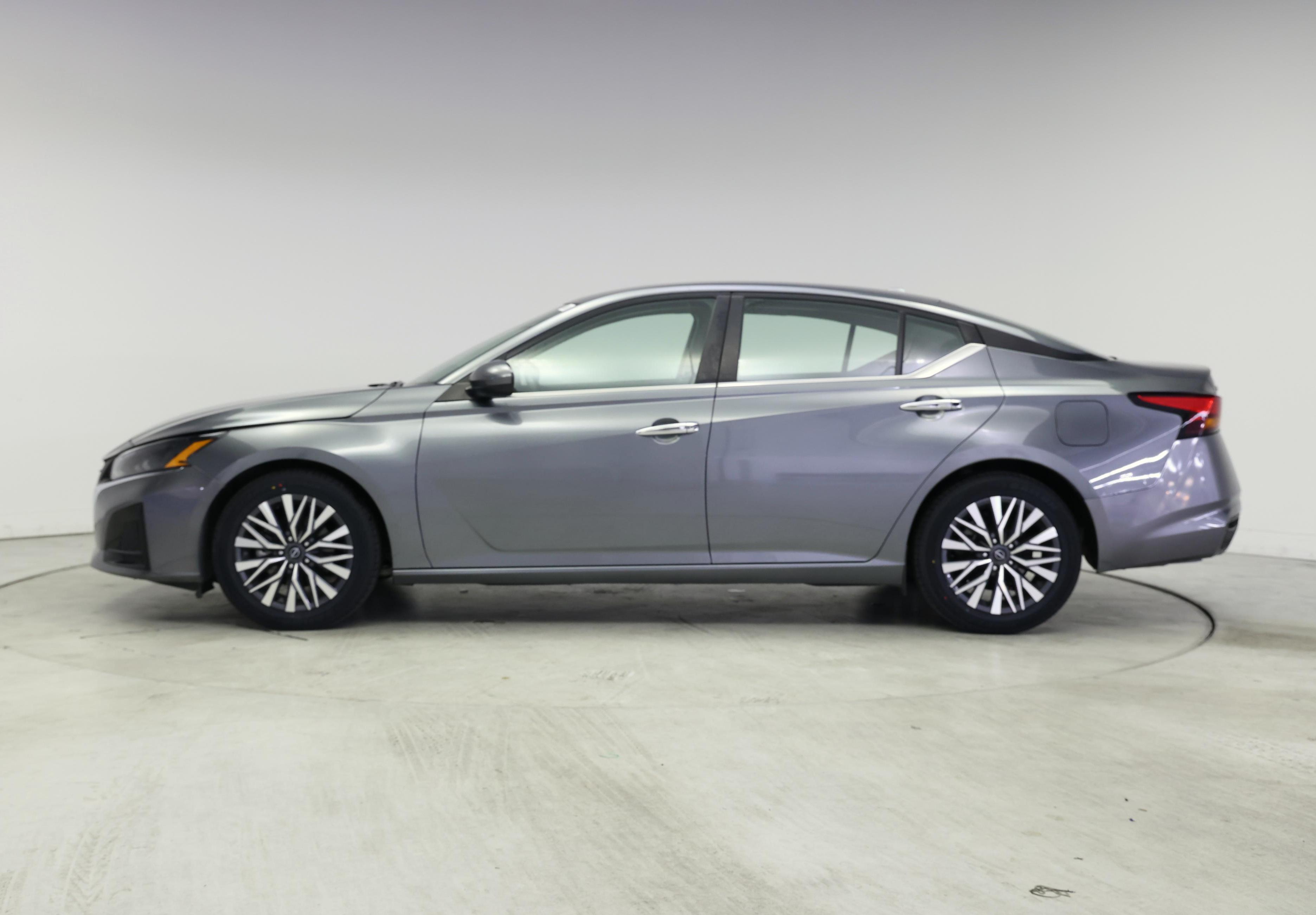 Thumbnail: 2023 Nissan Altima - 3