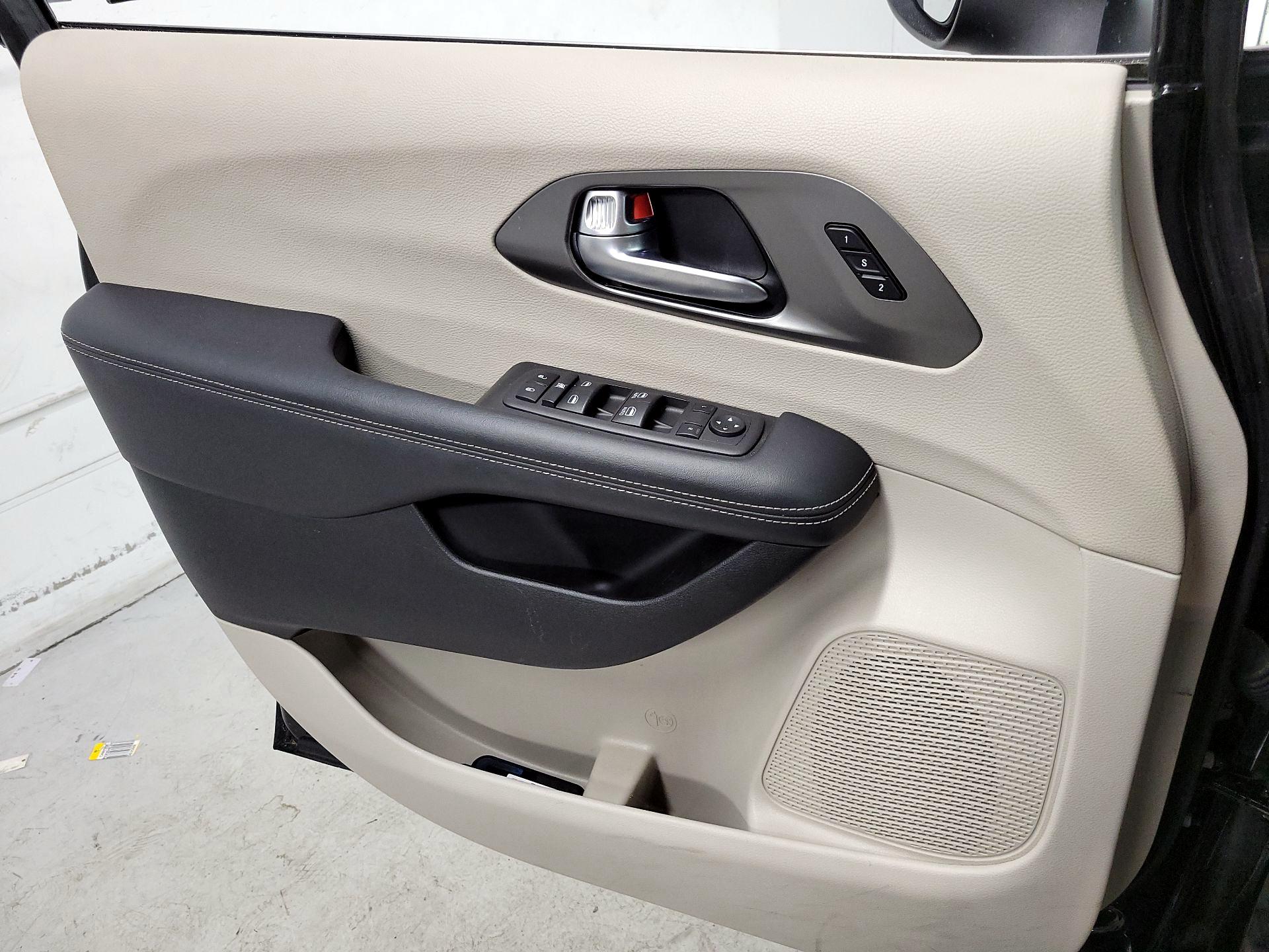 Thumbnail: 2023 Chrysler Pacifica - 12
