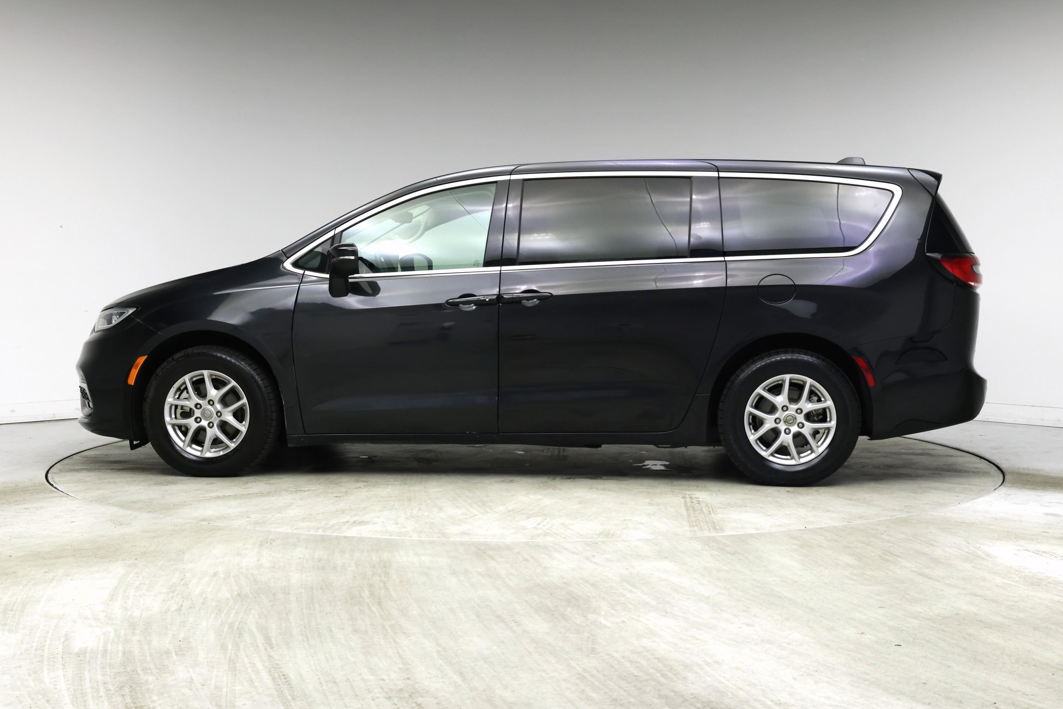 Thumbnail: 2023 Chrysler Pacifica - 3