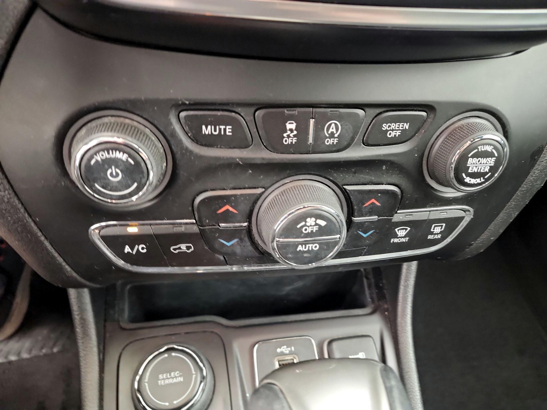 Thumbnail: 2021 Jeep Cherokee - 16