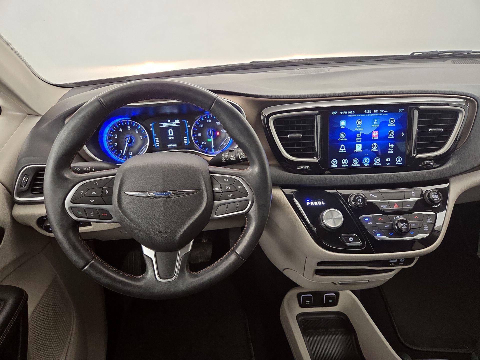 Thumbnail: 2017 Chrysler Pacifica - 10