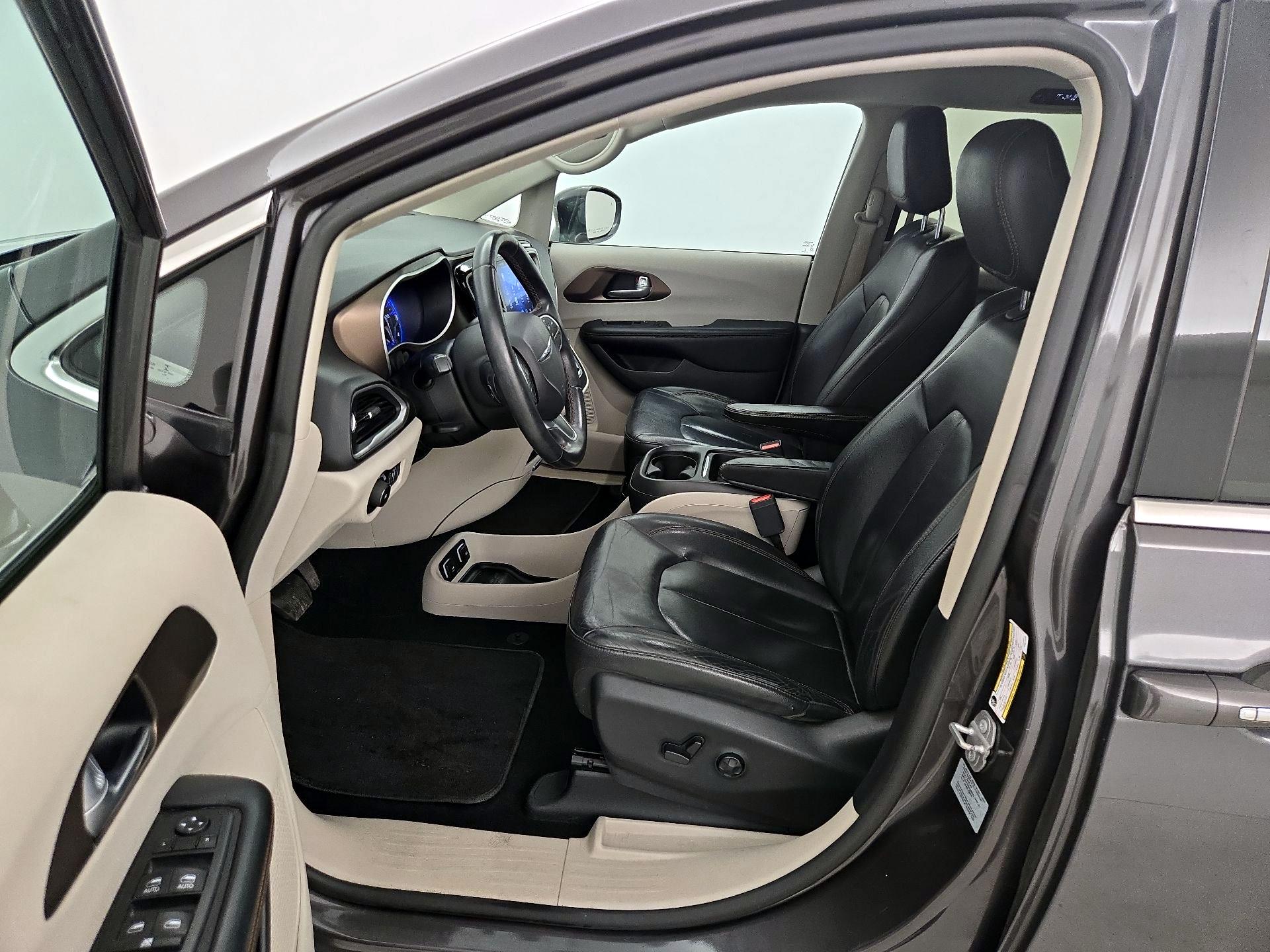 Thumbnail: 2017 Chrysler Pacifica - 11