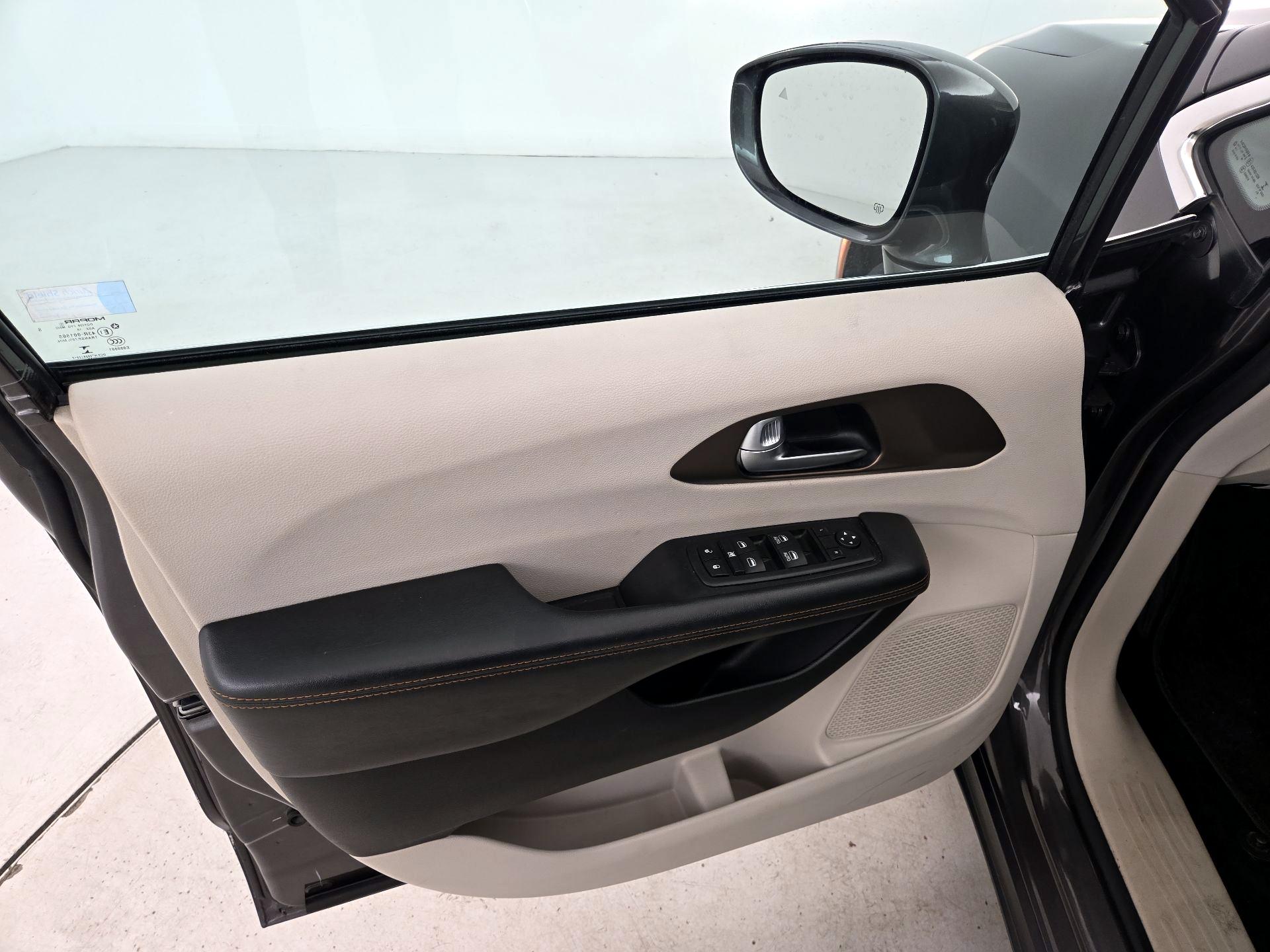 Thumbnail: 2017 Chrysler Pacifica - 12