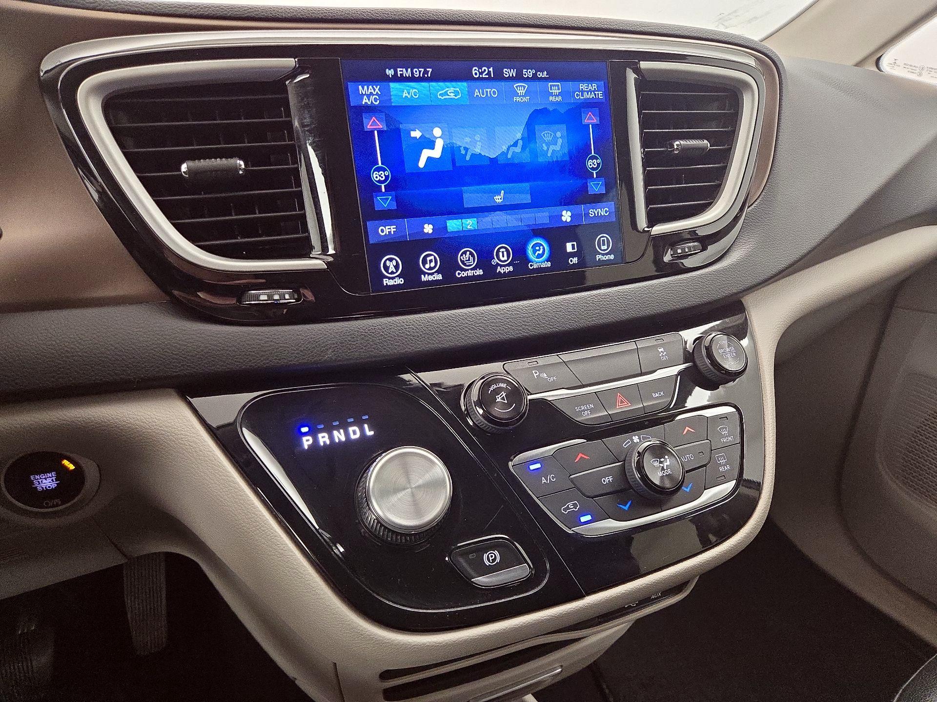 Thumbnail: 2017 Chrysler Pacifica - 16