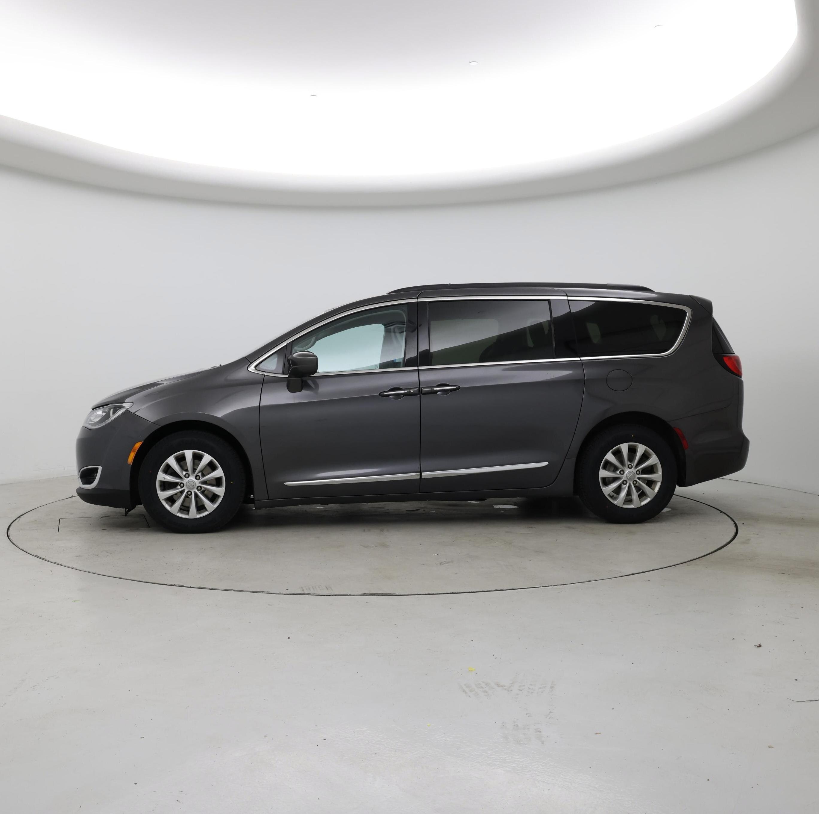 Thumbnail: 2017 Chrysler Pacifica - 3