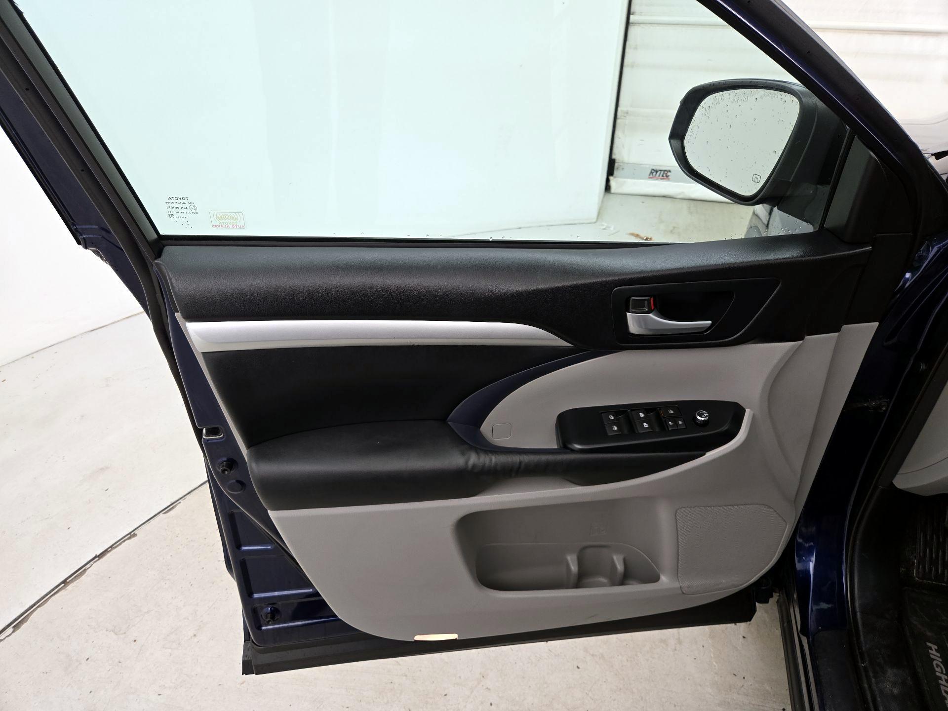Thumbnail: 2015 Toyota Highlander - 12