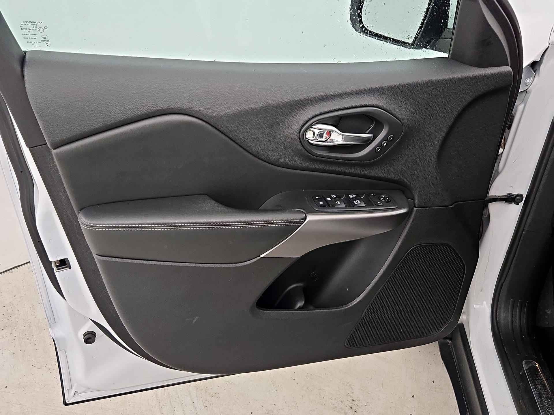 Thumbnail: 2019 Jeep Cherokee - 12