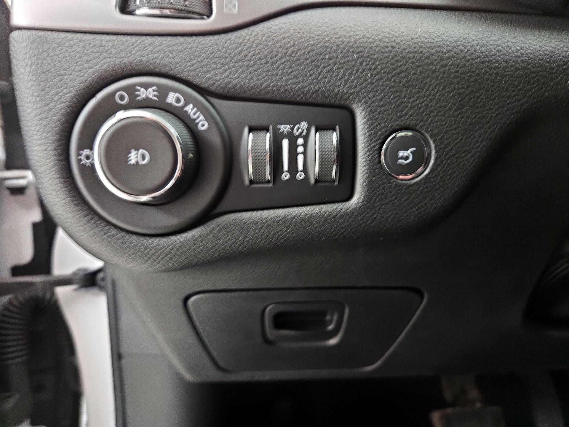 Thumbnail: 2019 Jeep Cherokee - 13