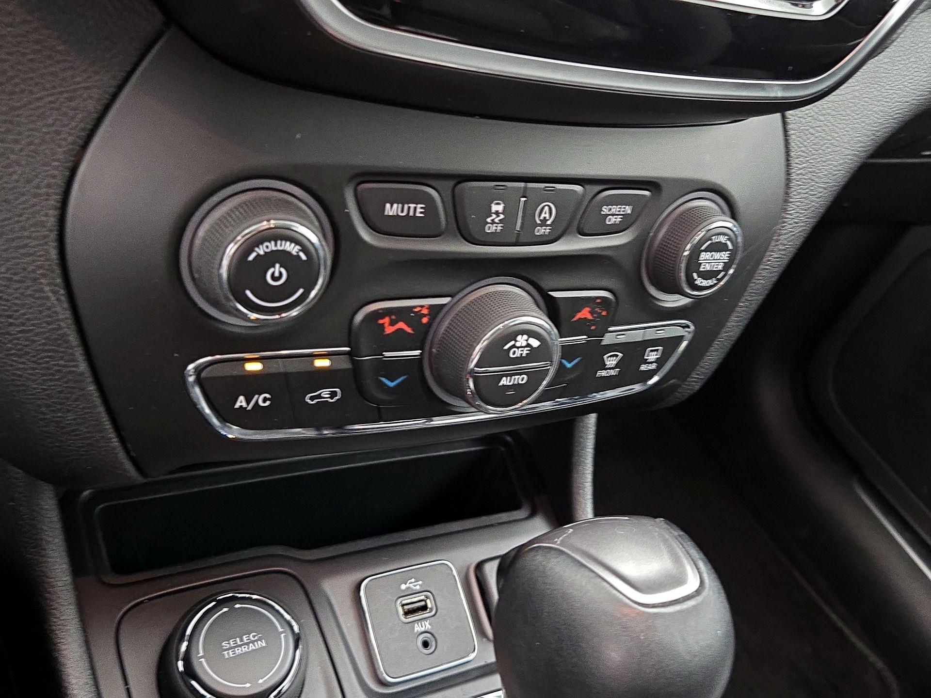 Thumbnail: 2019 Jeep Cherokee - 17
